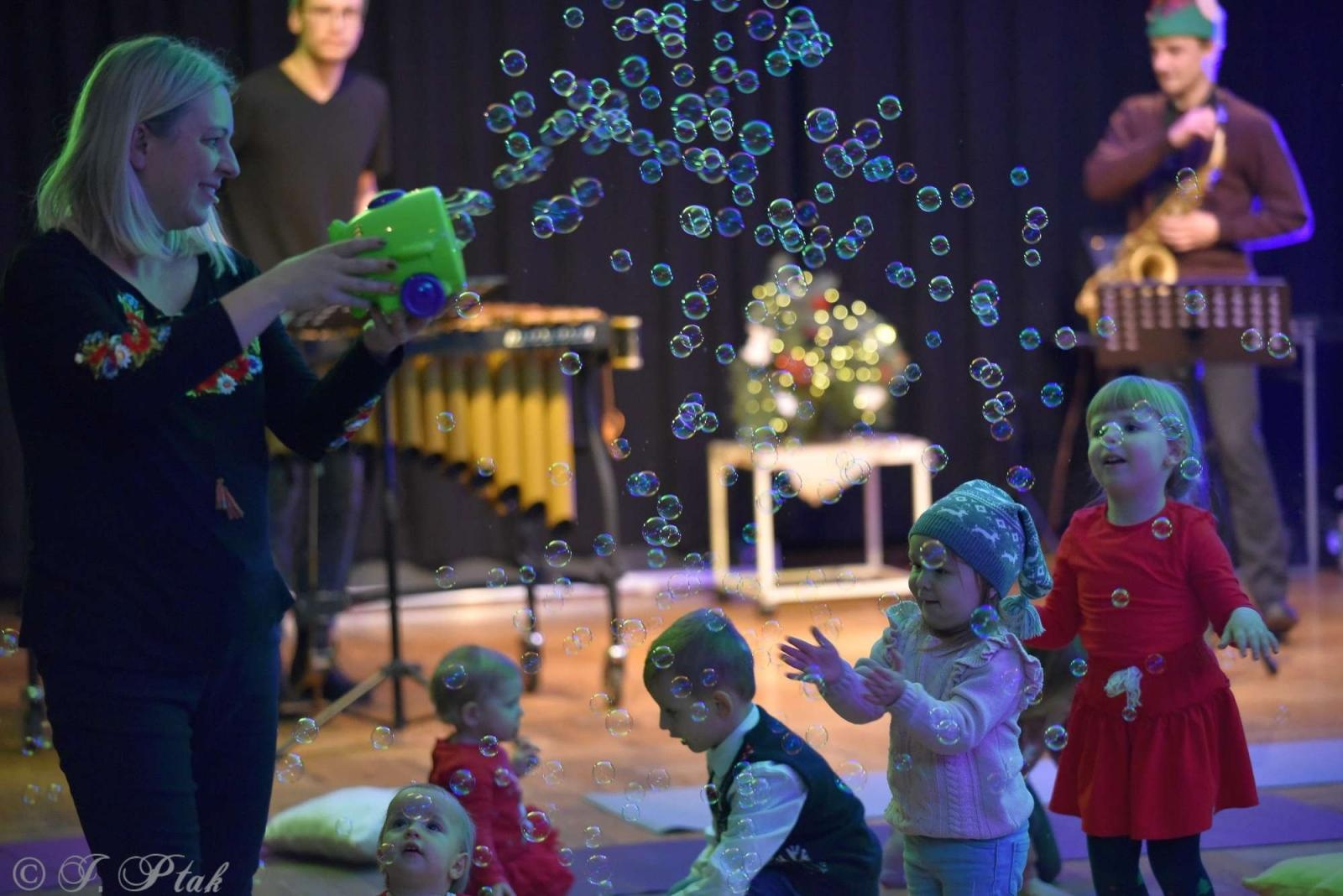 Zdjęcie w galerii na portalu naszraciborz.pl: Pada śnieg, idą święta, czyli Maluchy w krainie dźwięku wiadomości z regionu