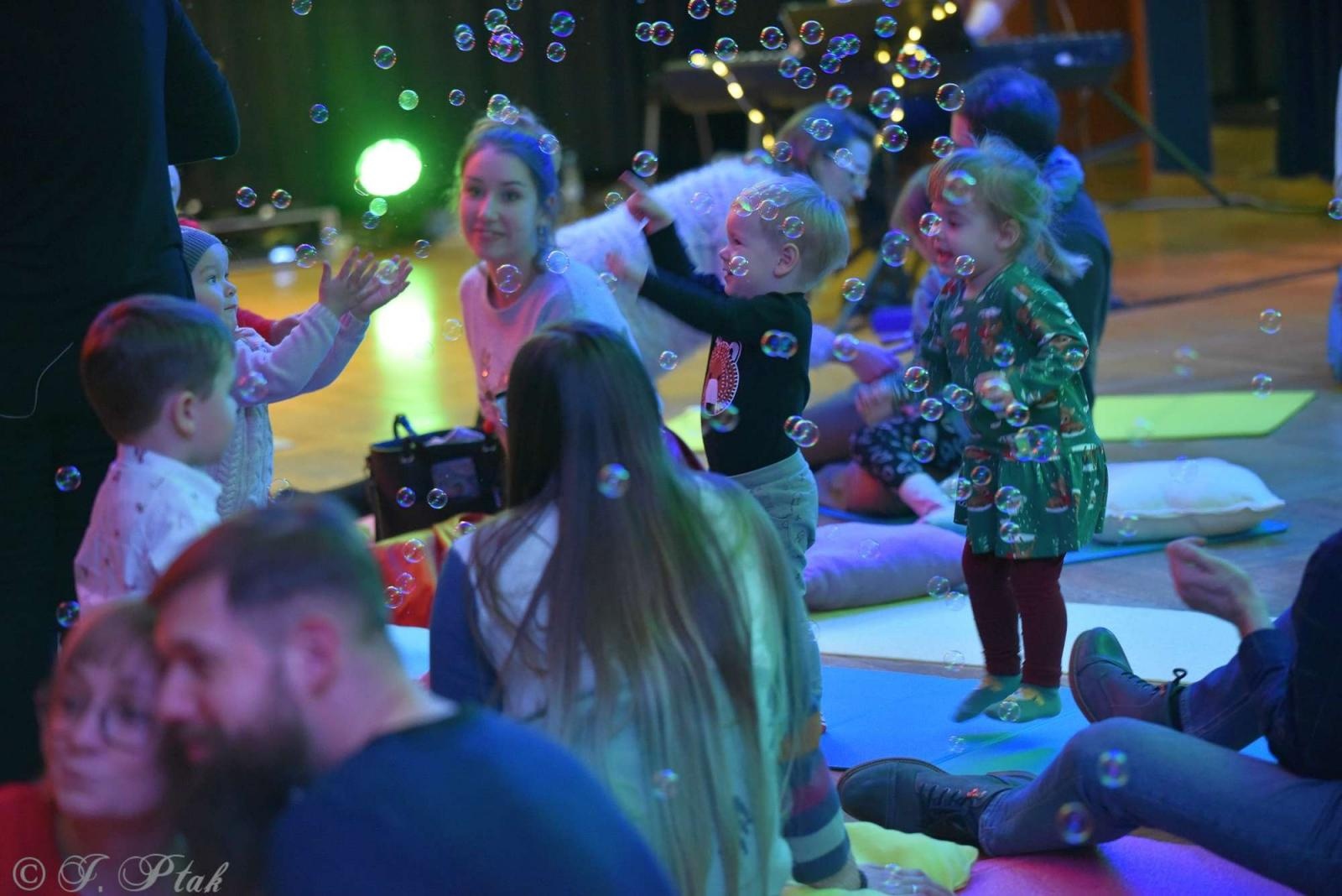 Zdjęcie w galerii na portalu naszraciborz.pl: Pada śnieg, idą święta, czyli Maluchy w krainie dźwięku wiadomości z regionu