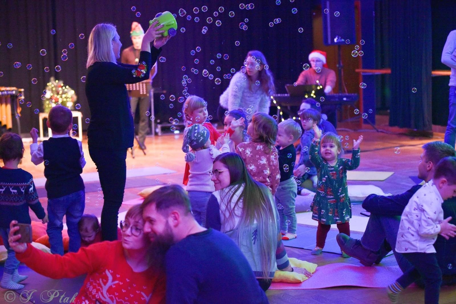 Zdjęcie w galerii na portalu naszraciborz.pl: Pada śnieg, idą święta, czyli Maluchy w krainie dźwięku wiadomości z regionu