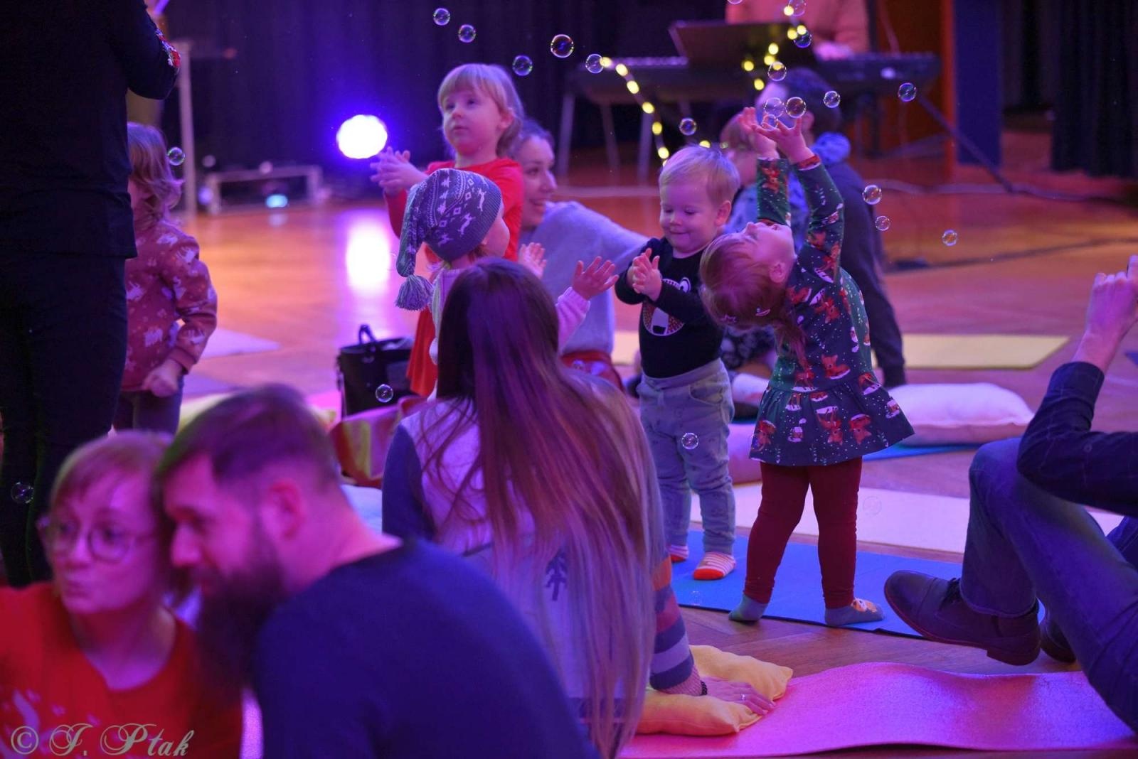 Zdjęcie w galerii na portalu naszraciborz.pl: Pada śnieg, idą święta, czyli Maluchy w krainie dźwięku wiadomości z regionu