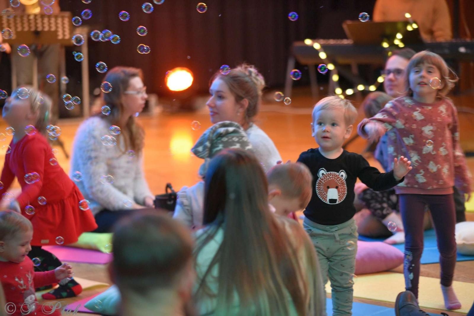 Zdjęcie w galerii na portalu naszraciborz.pl: Pada śnieg, idą święta, czyli Maluchy w krainie dźwięku wiadomości z regionu