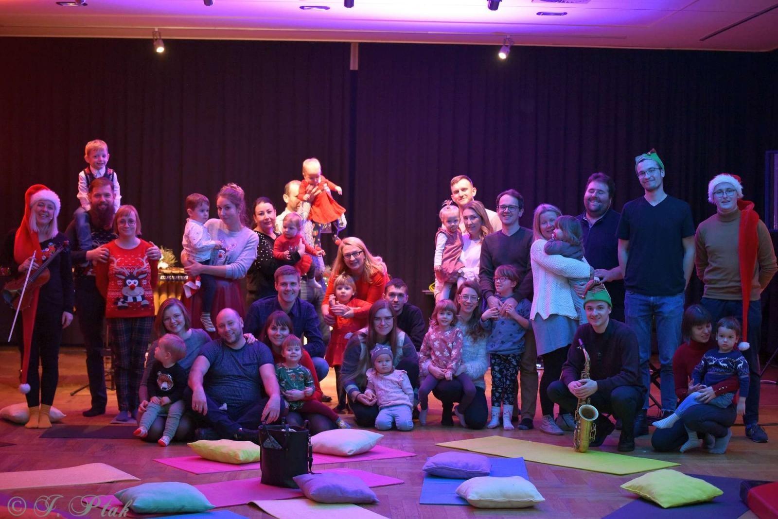 Zdjęcie w galerii na portalu naszraciborz.pl: Pada śnieg, idą święta, czyli Maluchy w krainie dźwięku wiadomości z regionu