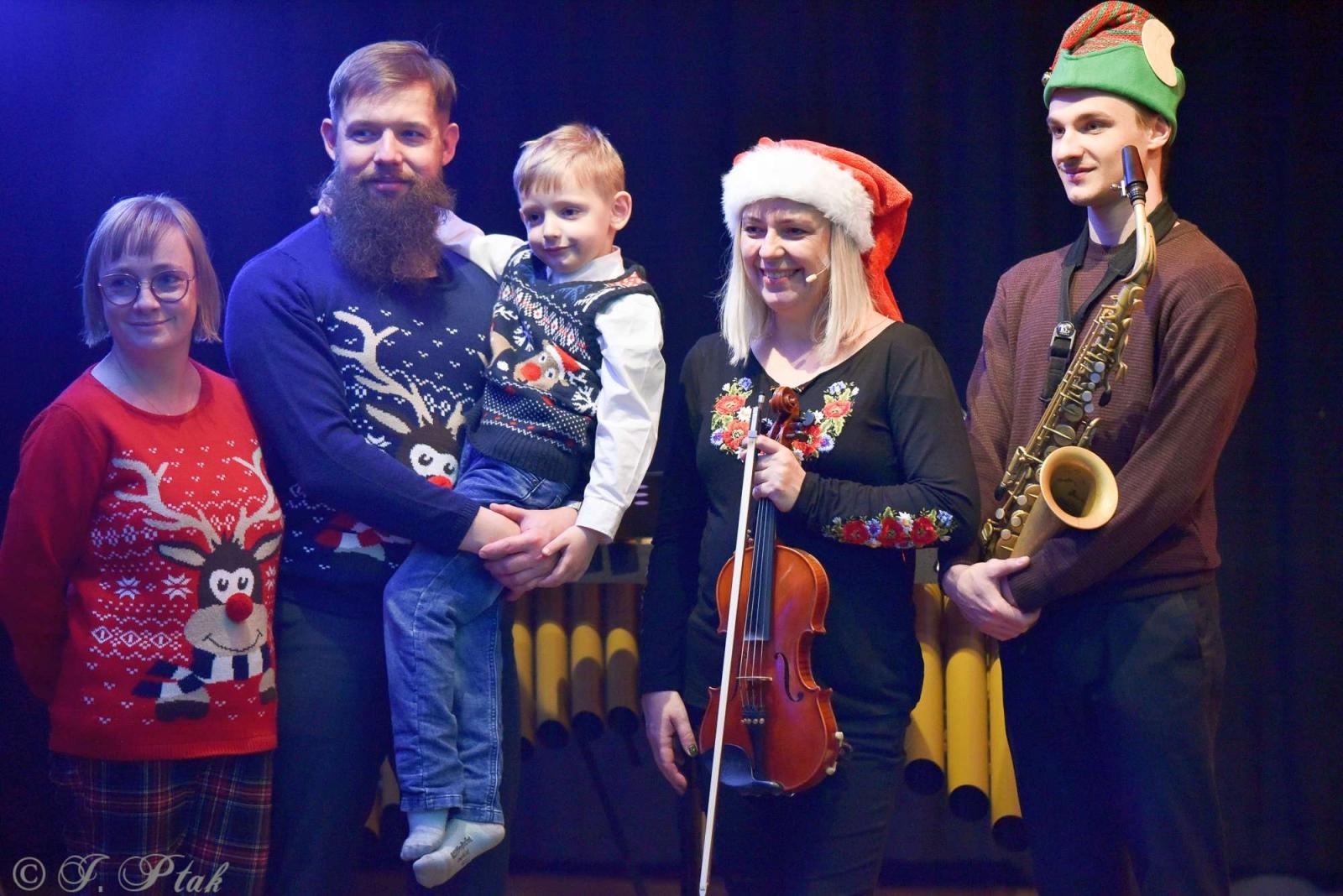 Zdjęcie w galerii na portalu naszraciborz.pl: Pada śnieg, idą święta, czyli Maluchy w krainie dźwięku wiadomości z regionu