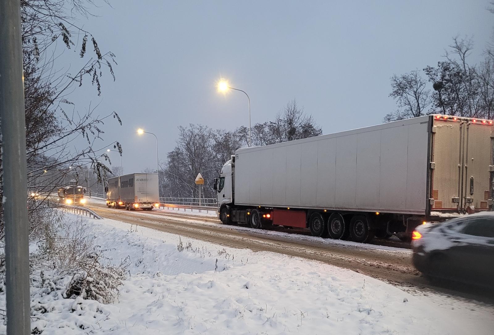 Zdjęcie w galerii na portalu naszraciborz.pl: Zima pokazała moc. Zaskoczyła kierowców i drogowców wiadomości z regionu