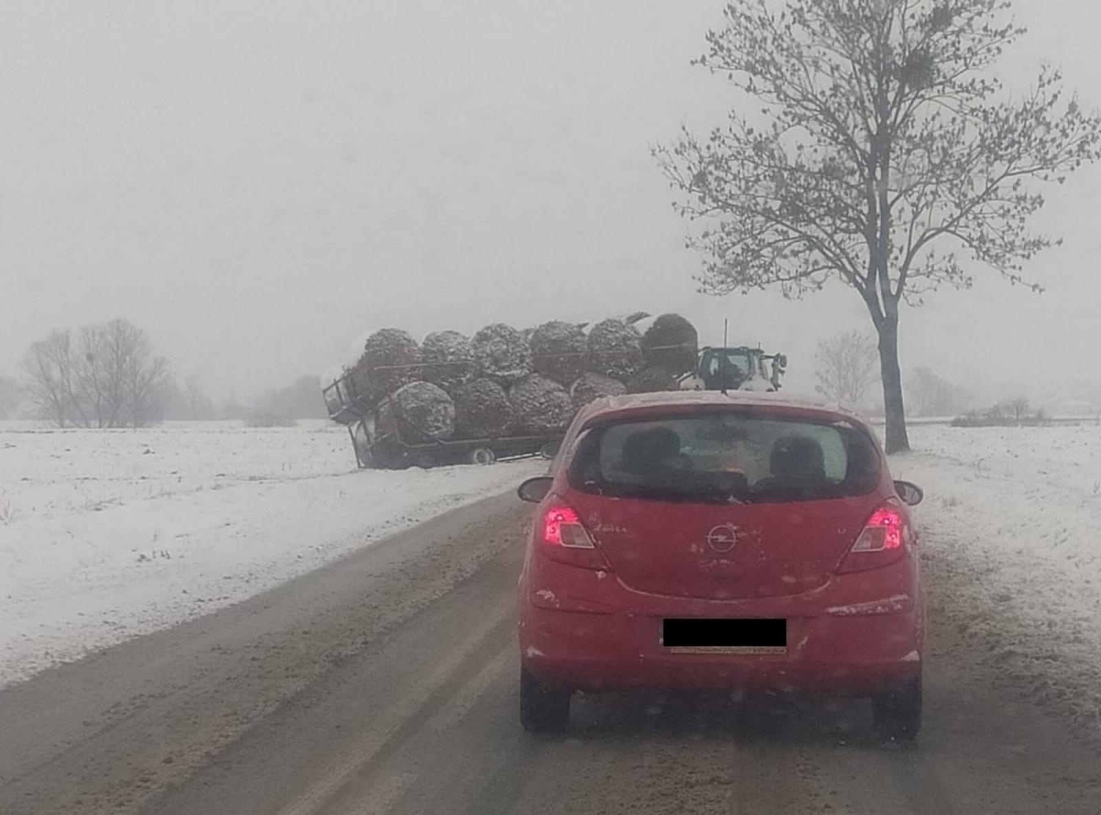 Zdjęcie w galerii na portalu naszraciborz.pl: Zima pokazała moc. Zaskoczyła kierowców i drogowców wiadomości z regionu