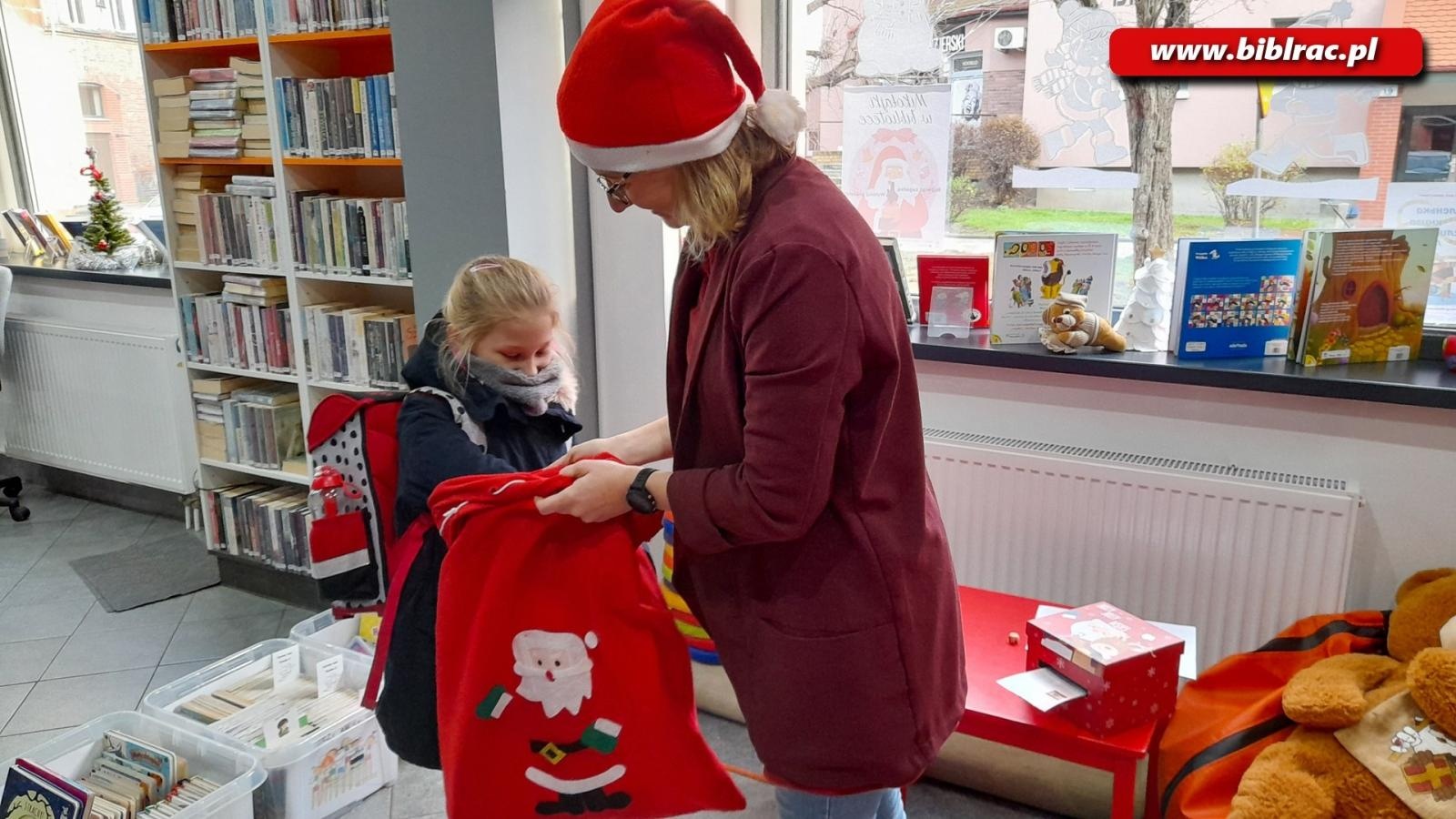 Zdjęcie w galerii na portalu naszraciborz.pl: Mikołajki w bibliotece na Ostrogu wiadomości z regionu