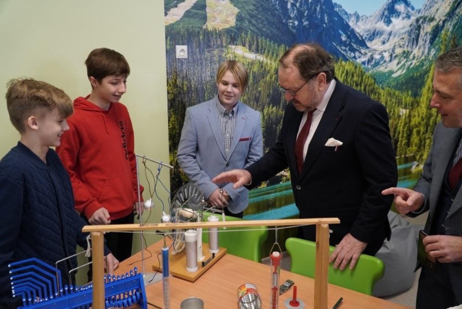 Zdjęcie w galerii na portalu naszraciborz.pl: Zielona pracownia Kasprowy otwarta w SP4 wiadomości z regionu