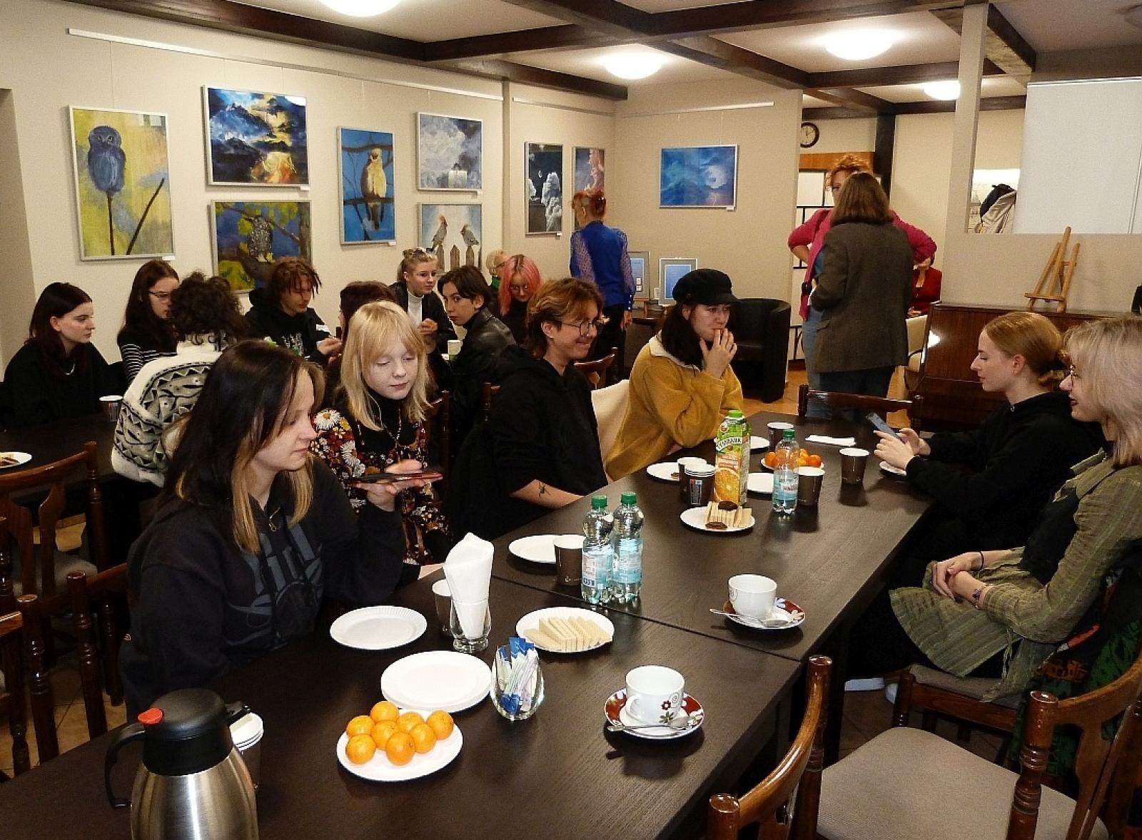 Zdjęcie w galerii na portalu naszraciborz.pl: Między niebem a ziemią. Uczniowie Plastyka pokazali prace w TMZR wiadomości z regionu