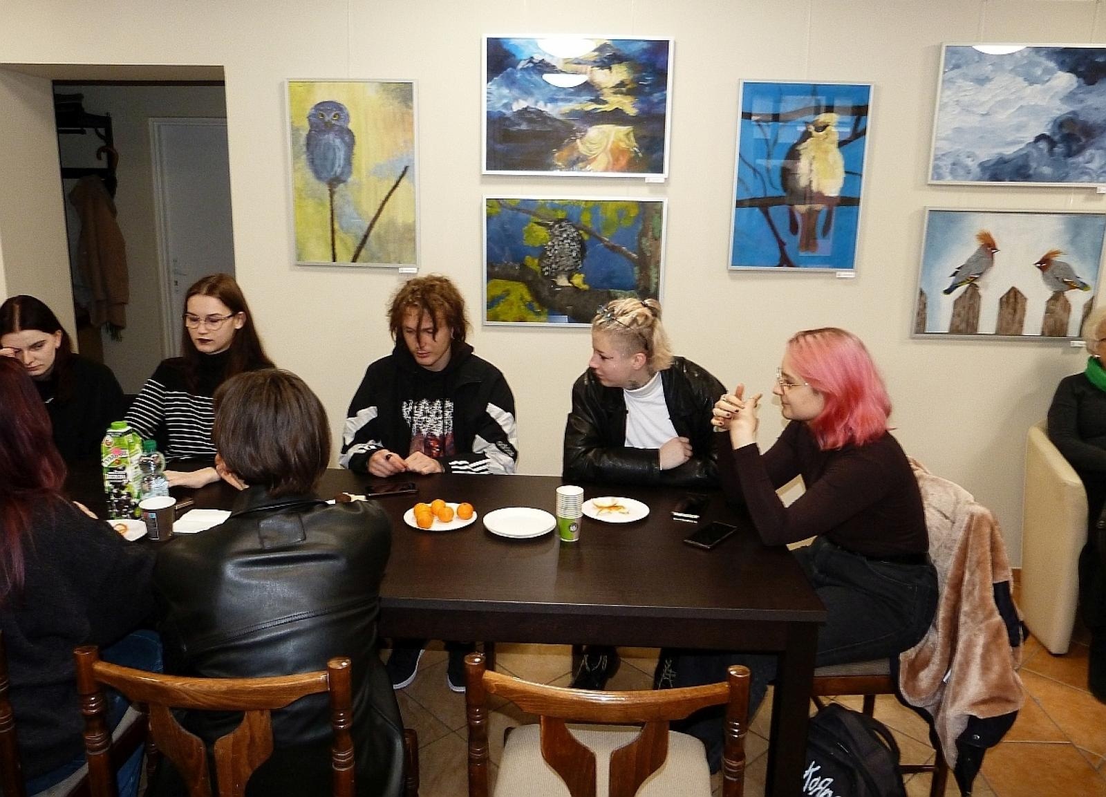 Zdjęcie w galerii na portalu naszraciborz.pl: Między niebem a ziemią. Uczniowie Plastyka pokazali prace w TMZR wiadomości z regionu