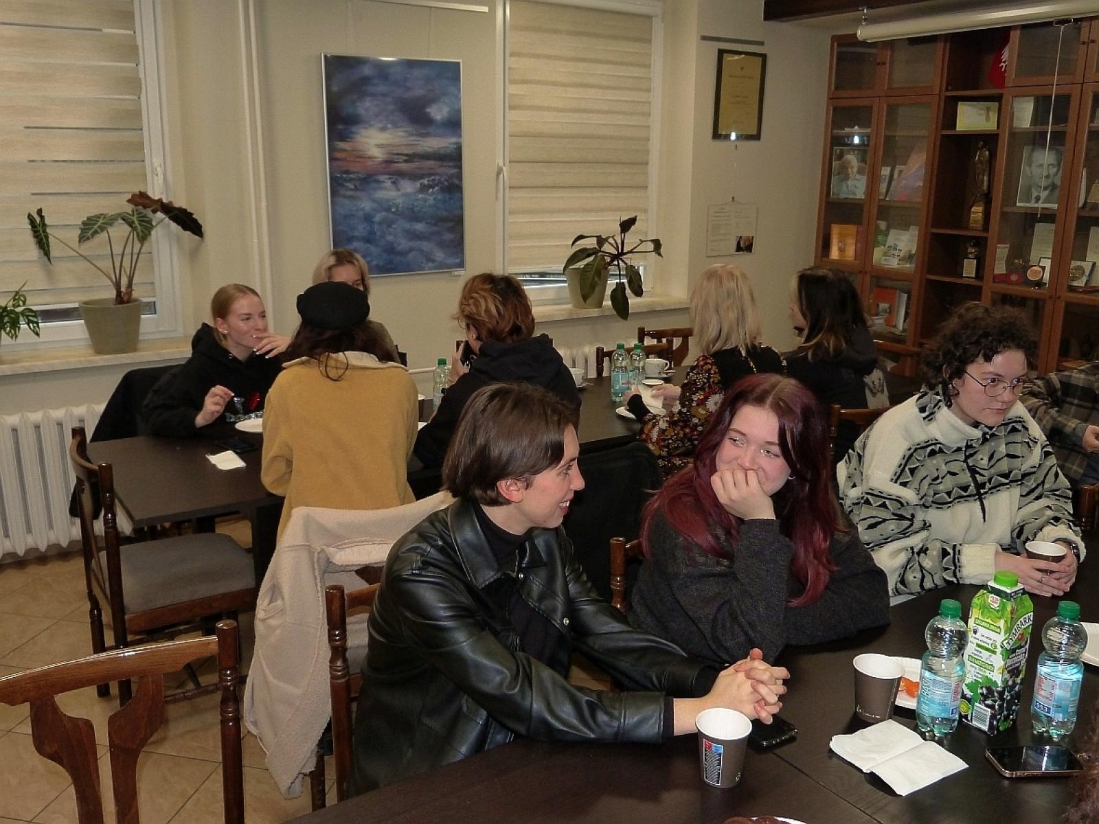 Zdjęcie w galerii na portalu naszraciborz.pl: Między niebem a ziemią. Uczniowie Plastyka pokazali prace w TMZR wiadomości z regionu