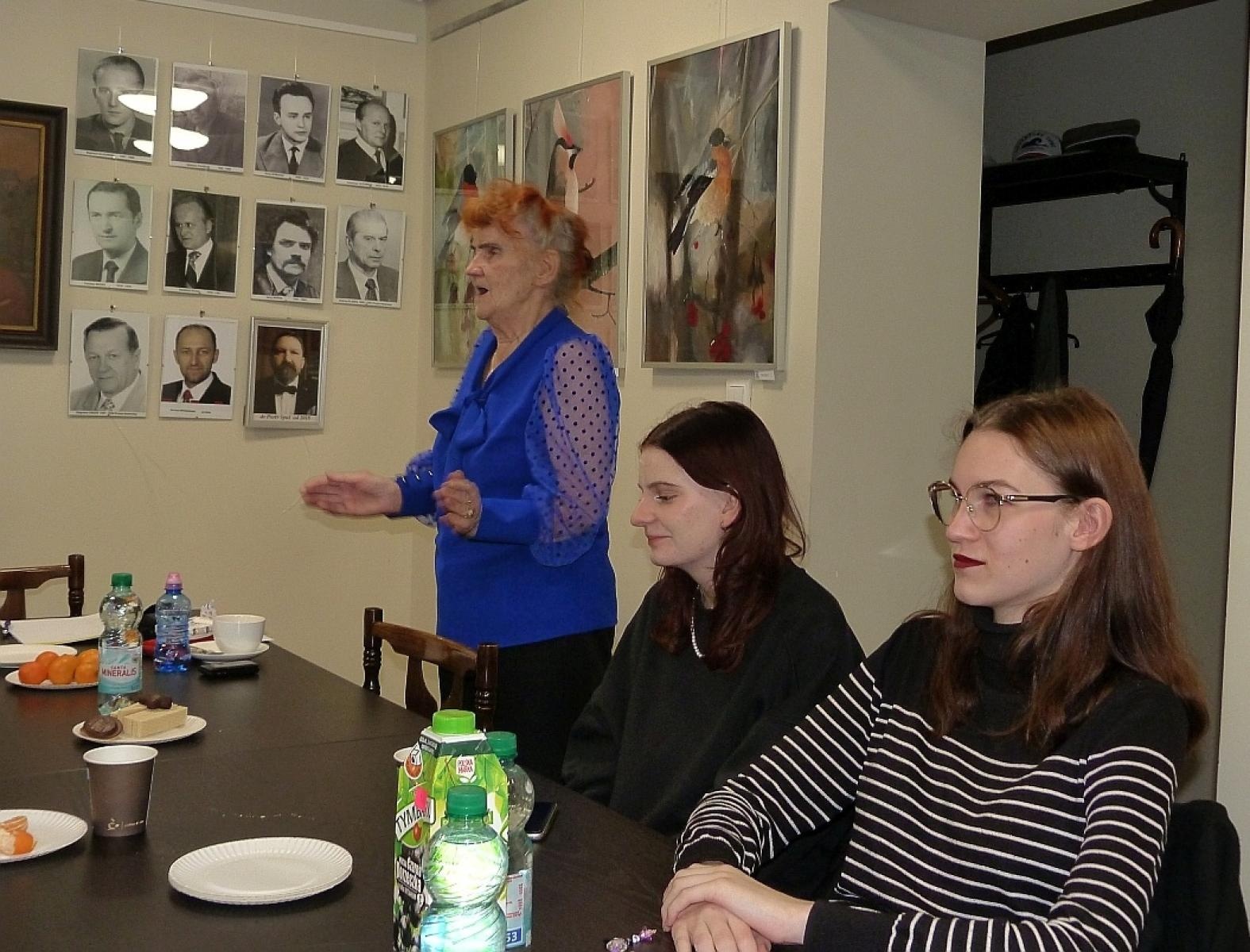 Zdjęcie w galerii na portalu naszraciborz.pl: Między niebem a ziemią. Uczniowie Plastyka pokazali prace w TMZR wiadomości z regionu