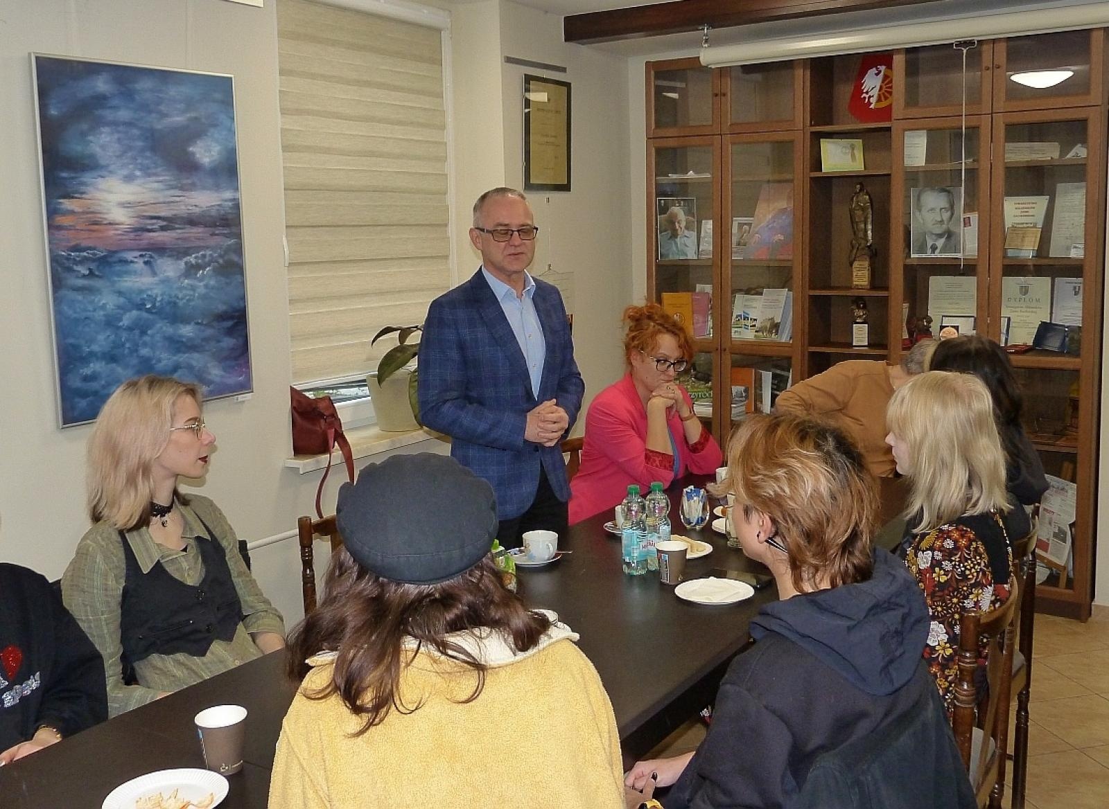 Zdjęcie w galerii na portalu naszraciborz.pl: Między niebem a ziemią. Uczniowie Plastyka pokazali prace w TMZR wiadomości z regionu