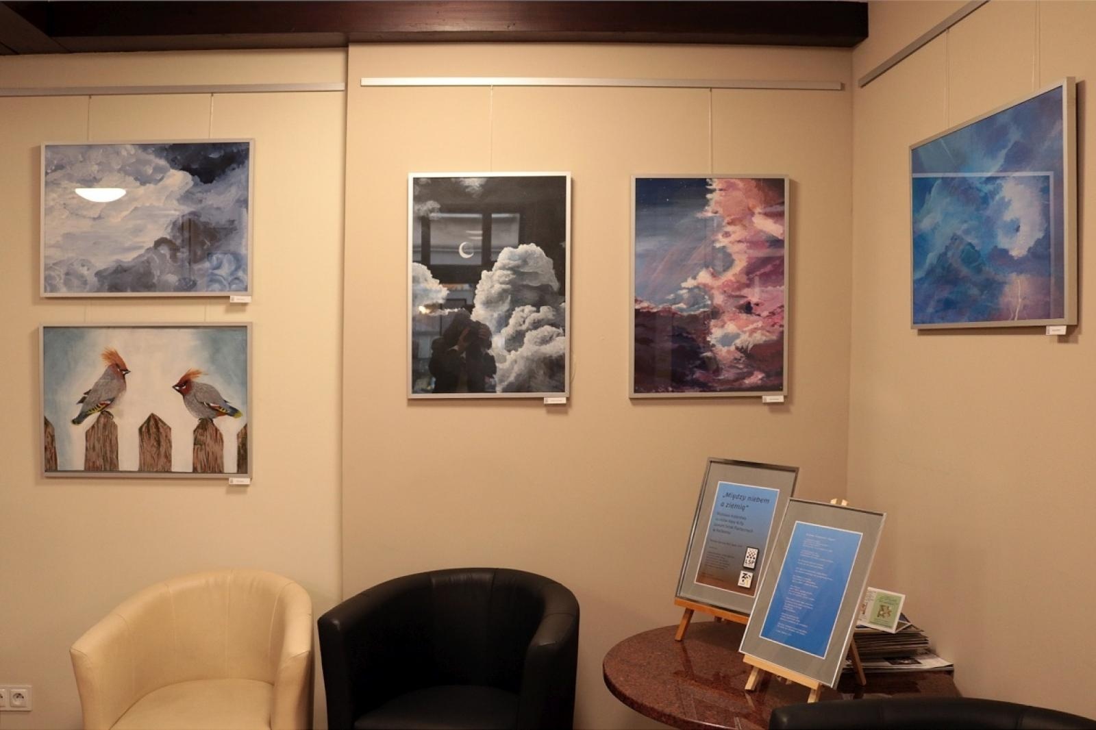 Zdjęcie w galerii na portalu naszraciborz.pl: Między niebem a ziemią. Uczniowie Plastyka pokazali prace w TMZR wiadomości z regionu