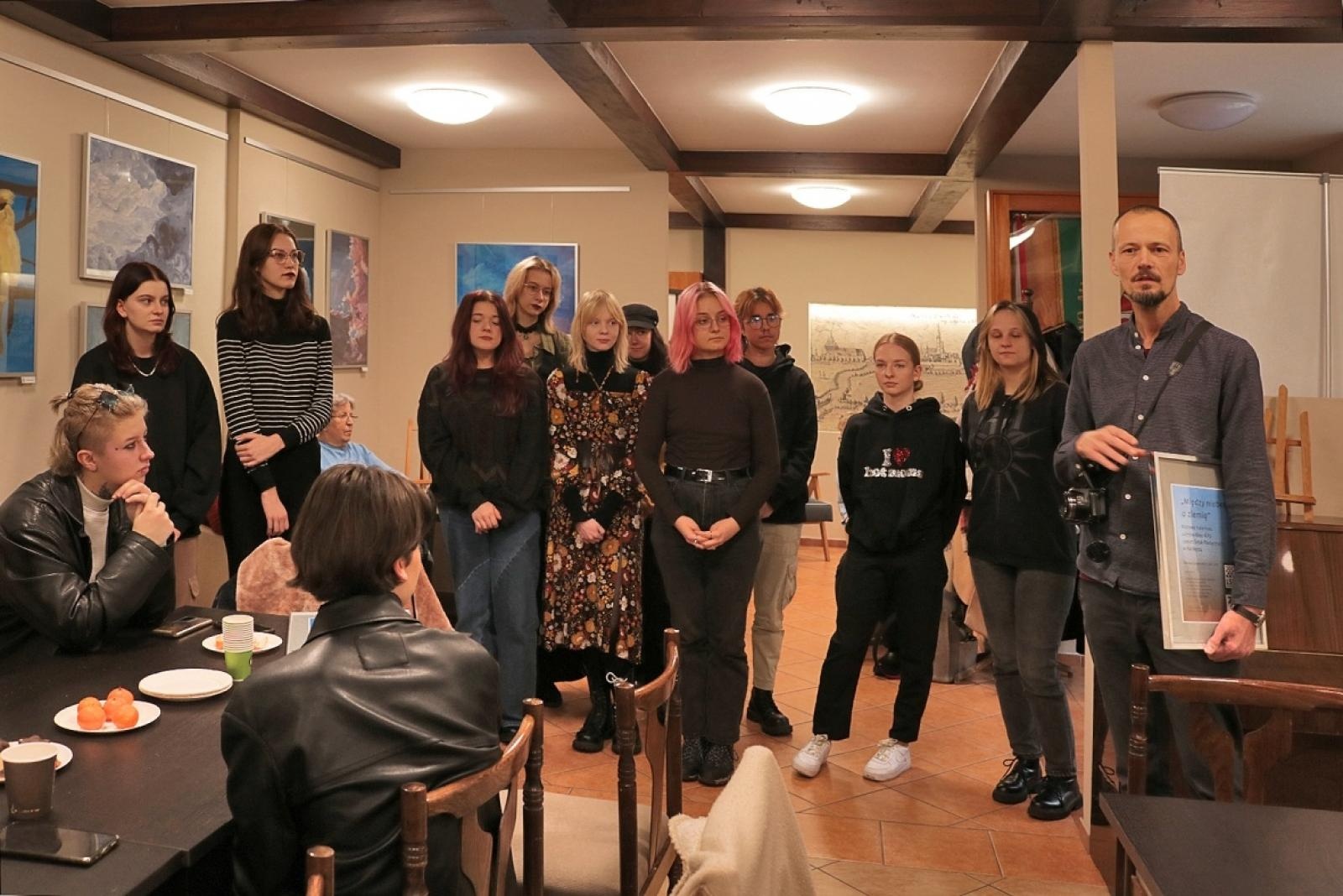 Zdjęcie w galerii na portalu naszraciborz.pl: Między niebem a ziemią. Uczniowie Plastyka pokazali prace w TMZR wiadomości z regionu