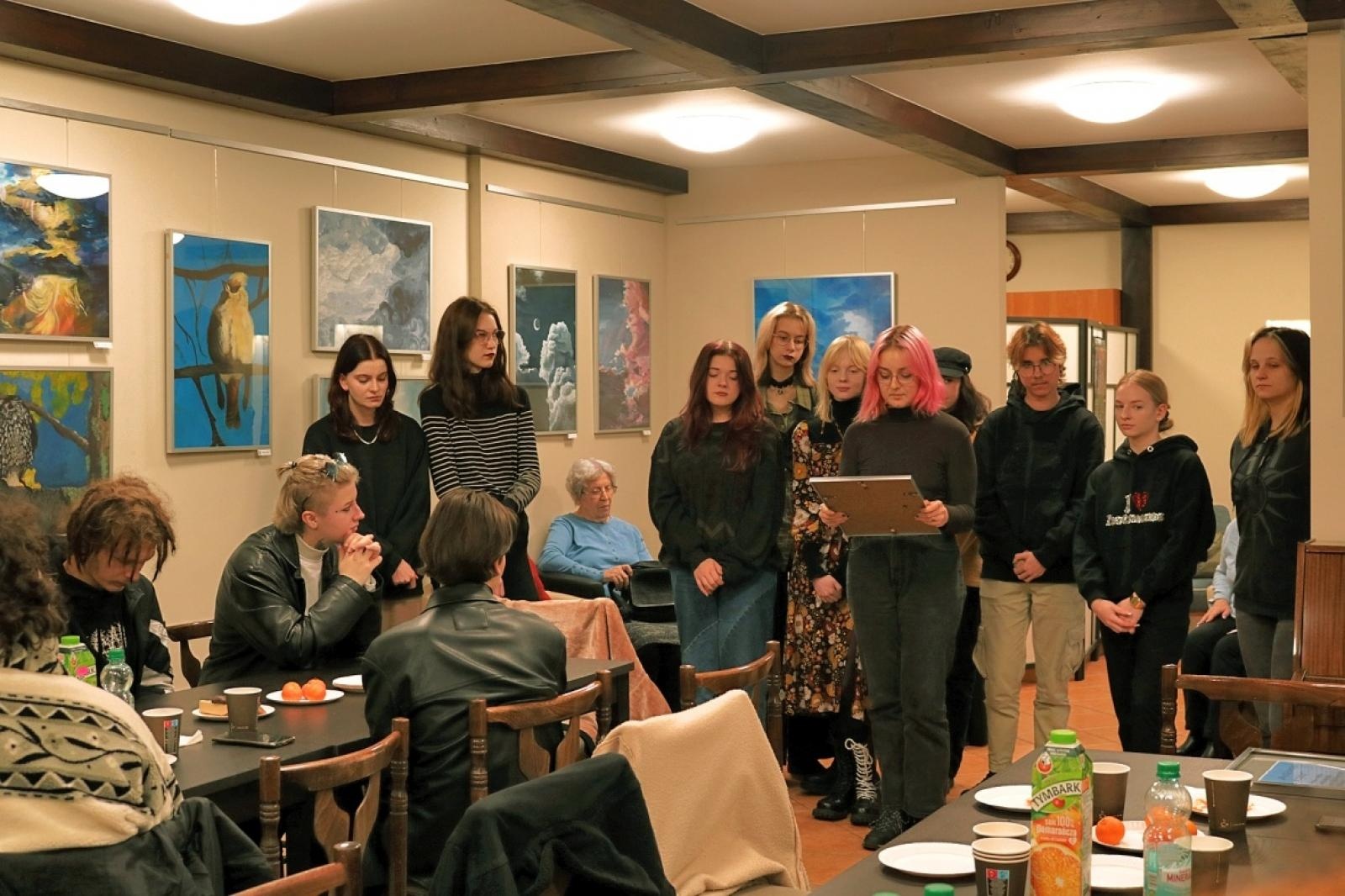 Zdjęcie w galerii na portalu naszraciborz.pl: Między niebem a ziemią. Uczniowie Plastyka pokazali prace w TMZR wiadomości z regionu