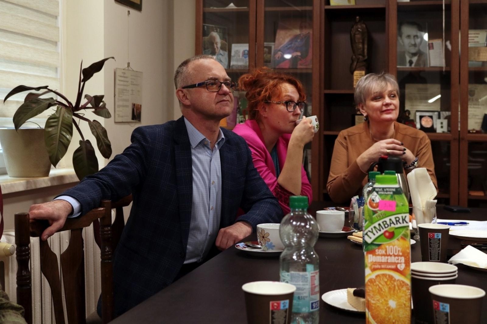 Zdjęcie w galerii na portalu naszraciborz.pl: Między niebem a ziemią. Uczniowie Plastyka pokazali prace w TMZR wiadomości z regionu