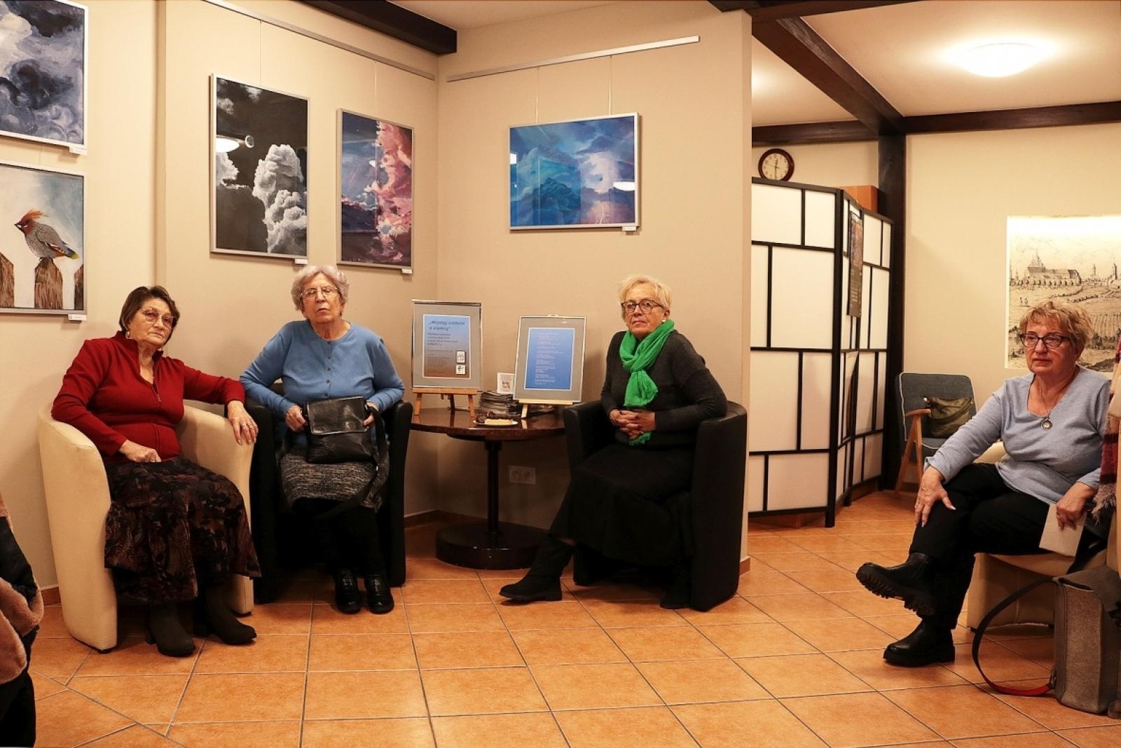 Zdjęcie w galerii na portalu naszraciborz.pl: Między niebem a ziemią. Uczniowie Plastyka pokazali prace w TMZR wiadomości z regionu