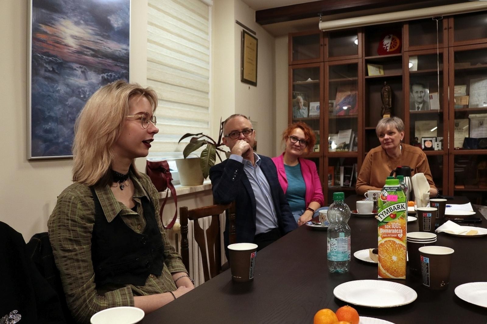 Zdjęcie w galerii na portalu naszraciborz.pl: Między niebem a ziemią. Uczniowie Plastyka pokazali prace w TMZR wiadomości z regionu