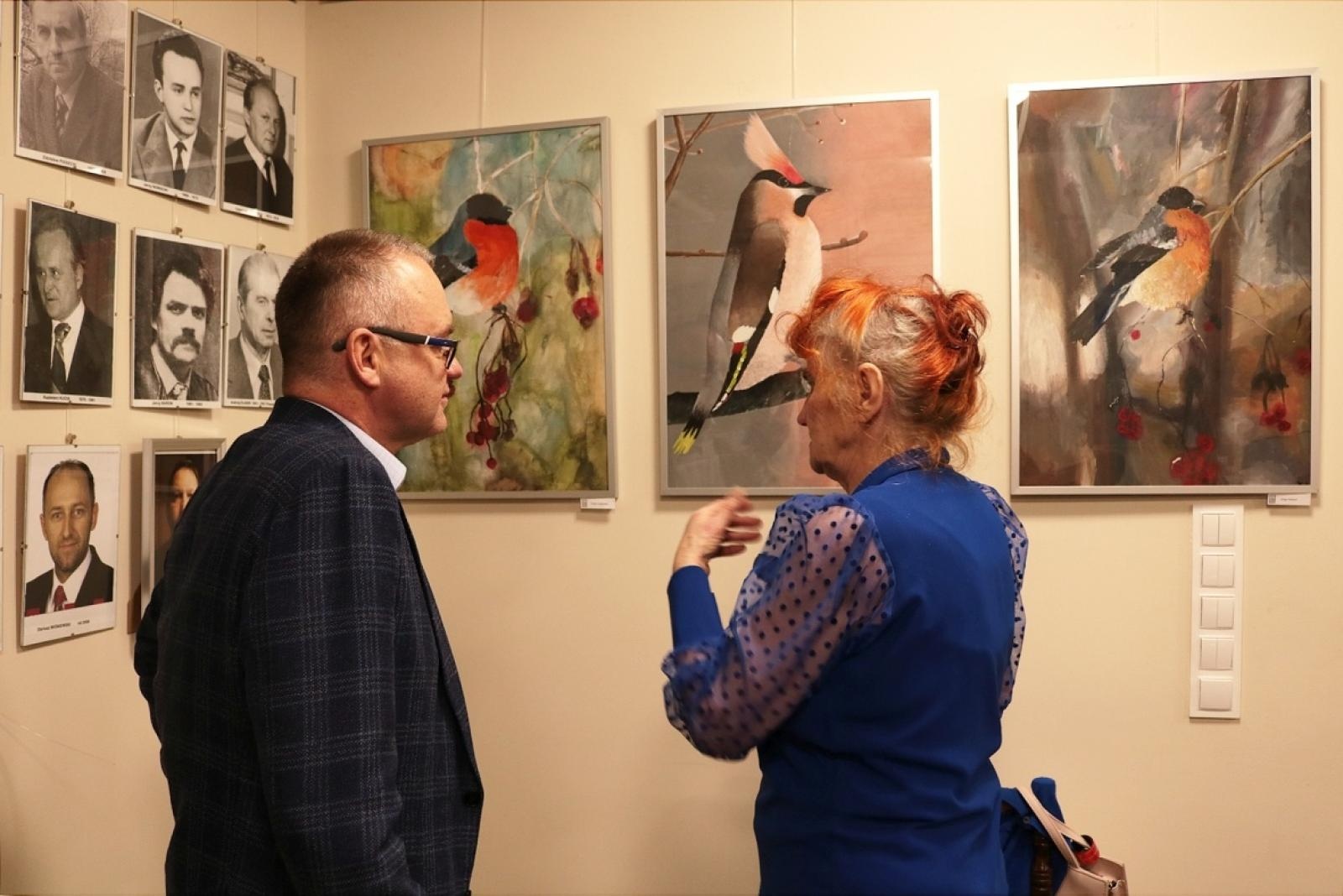 Zdjęcie w galerii na portalu naszraciborz.pl: Między niebem a ziemią. Uczniowie Plastyka pokazali prace w TMZR wiadomości z regionu