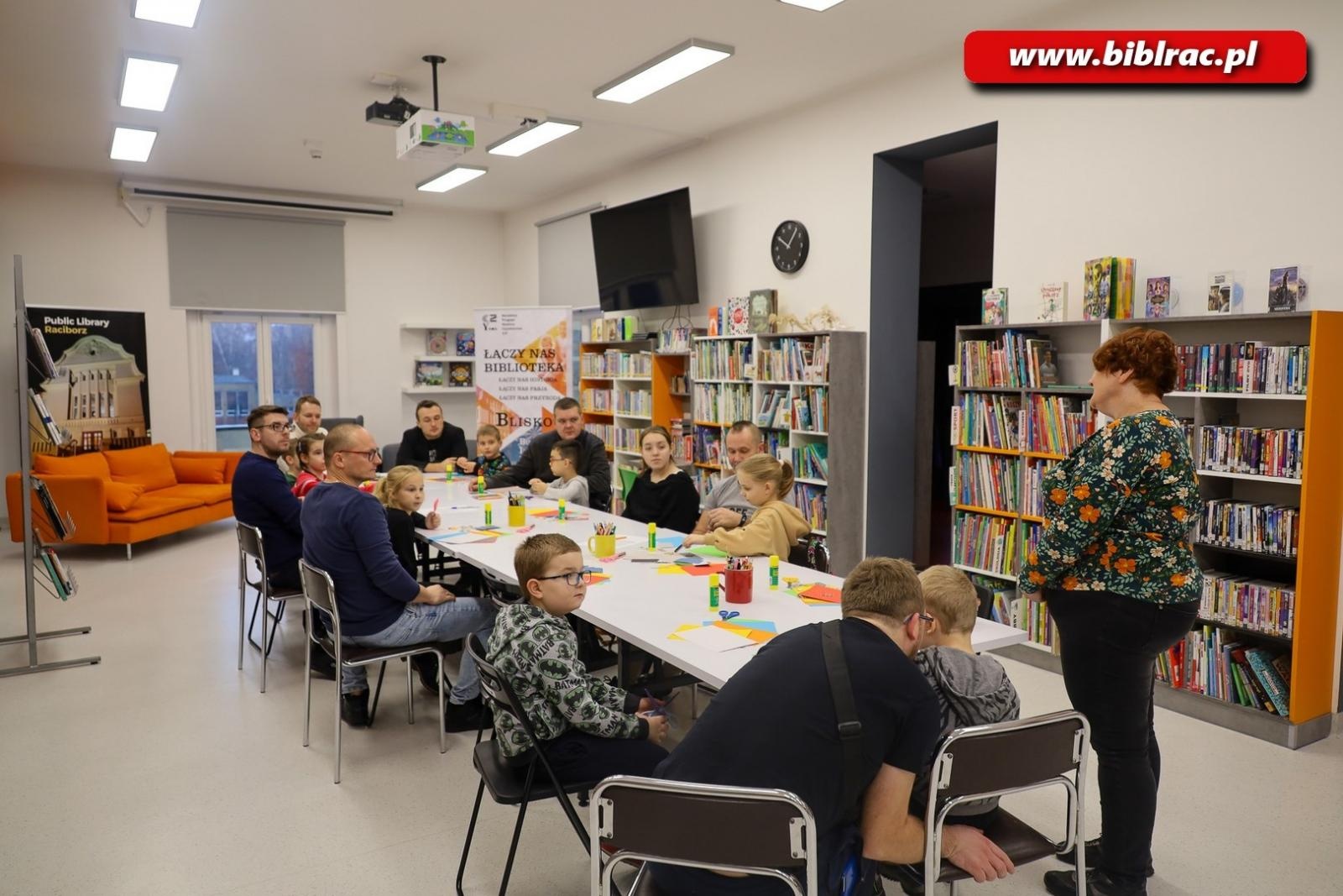 Zdjęcie w galerii na portalu naszraciborz.pl: Świąteczna atmosfera w bibliotecznym klubie ojca wiadomości z regionu