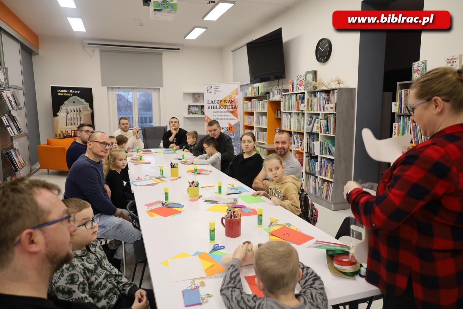 Zdjęcie w galerii na portalu naszraciborz.pl: Świąteczna atmosfera w bibliotecznym klubie ojca wiadomości z regionu