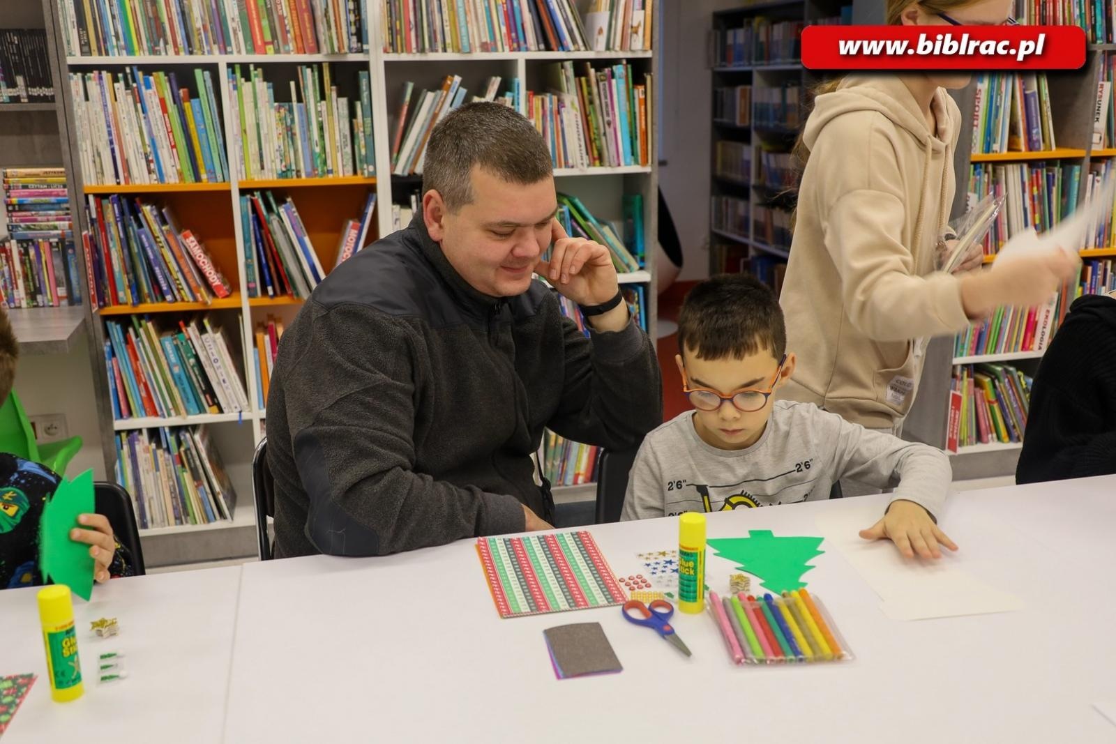 Zdjęcie w galerii na portalu naszraciborz.pl: Świąteczna atmosfera w bibliotecznym klubie ojca wiadomości z regionu