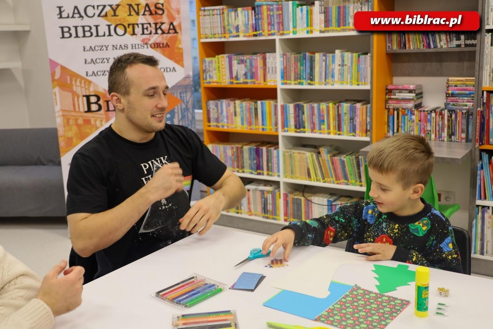 Zdjęcie w galerii na portalu naszraciborz.pl: Świąteczna atmosfera w bibliotecznym klubie ojca wiadomości z regionu