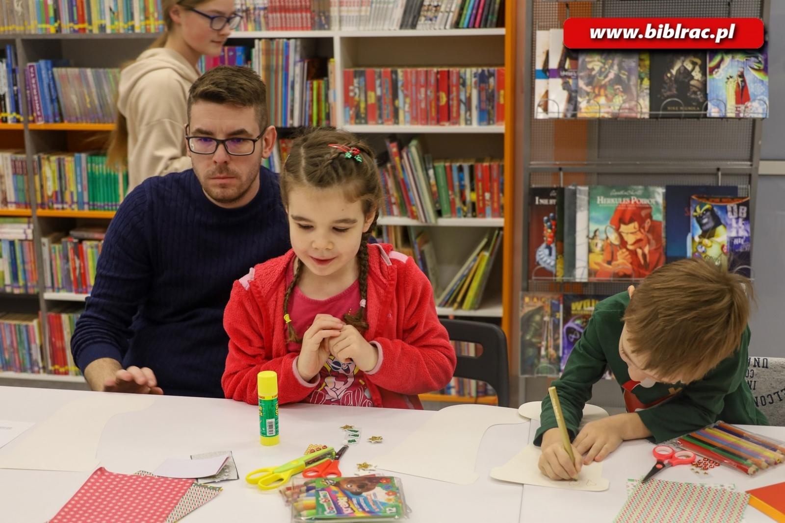 Zdjęcie w galerii na portalu naszraciborz.pl: Świąteczna atmosfera w bibliotecznym klubie ojca wiadomości z regionu