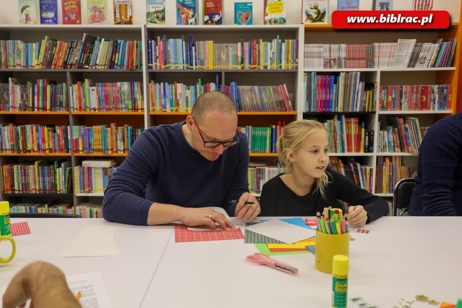 Zdjęcie w galerii na portalu naszraciborz.pl: Świąteczna atmosfera w bibliotecznym klubie ojca wiadomości z regionu