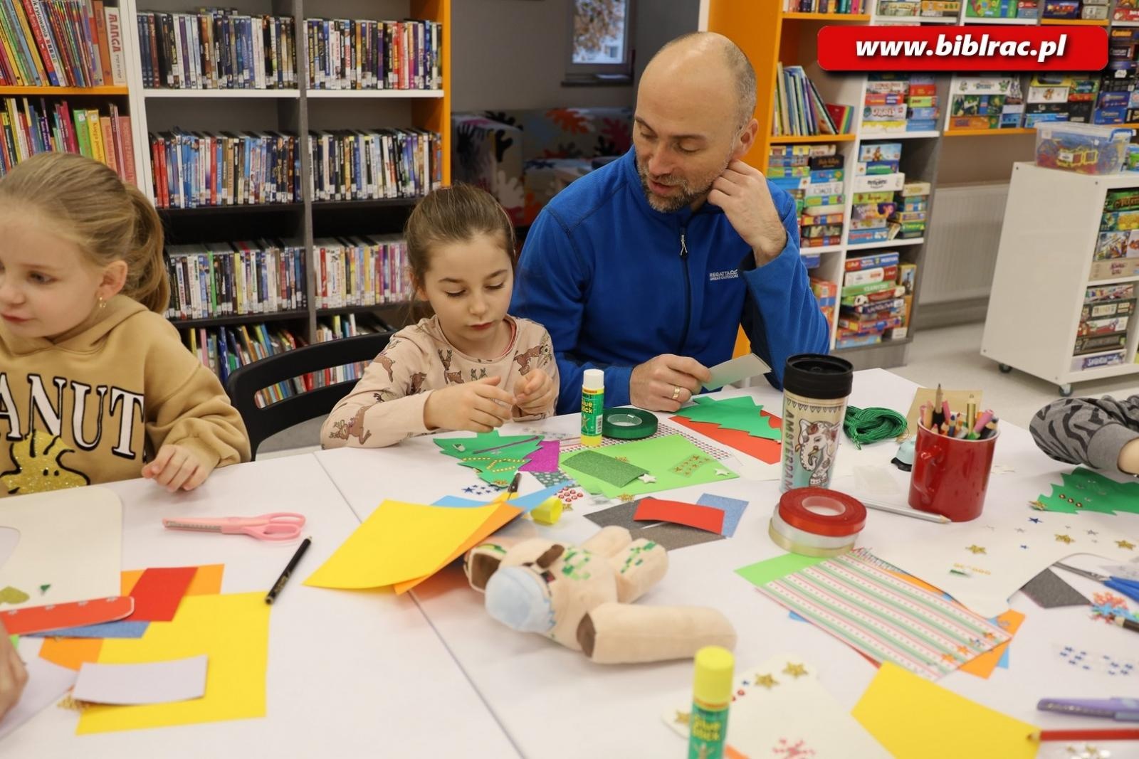 Zdjęcie w galerii na portalu naszraciborz.pl: Świąteczna atmosfera w bibliotecznym klubie ojca wiadomości z regionu