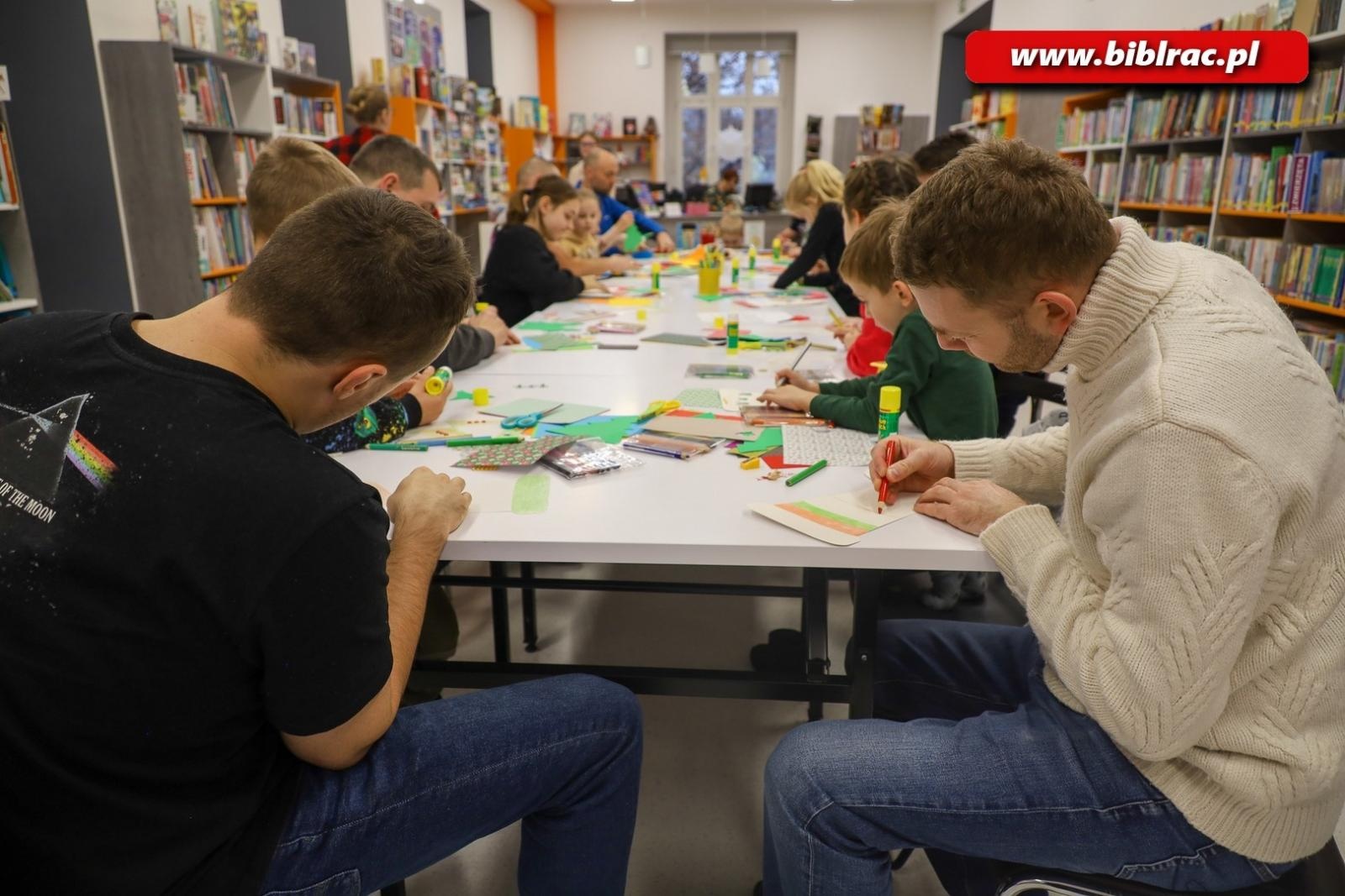 Zdjęcie w galerii na portalu naszraciborz.pl: Świąteczna atmosfera w bibliotecznym klubie ojca wiadomości z regionu