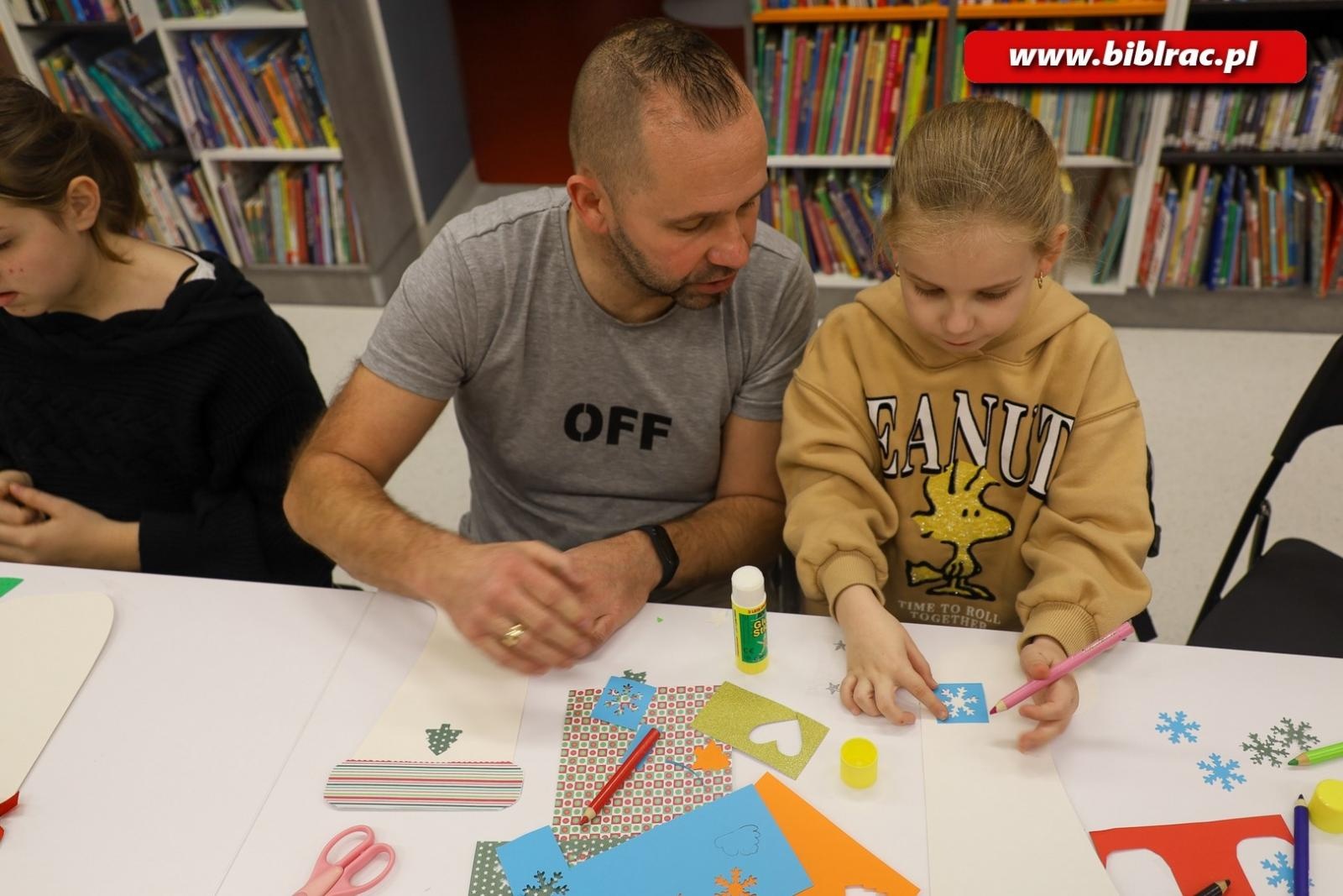 Zdjęcie w galerii na portalu naszraciborz.pl: Świąteczna atmosfera w bibliotecznym klubie ojca wiadomości z regionu