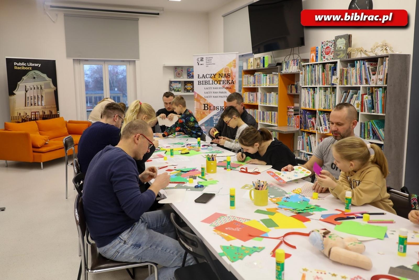 Zdjęcie w galerii na portalu naszraciborz.pl: Świąteczna atmosfera w bibliotecznym klubie ojca wiadomości z regionu