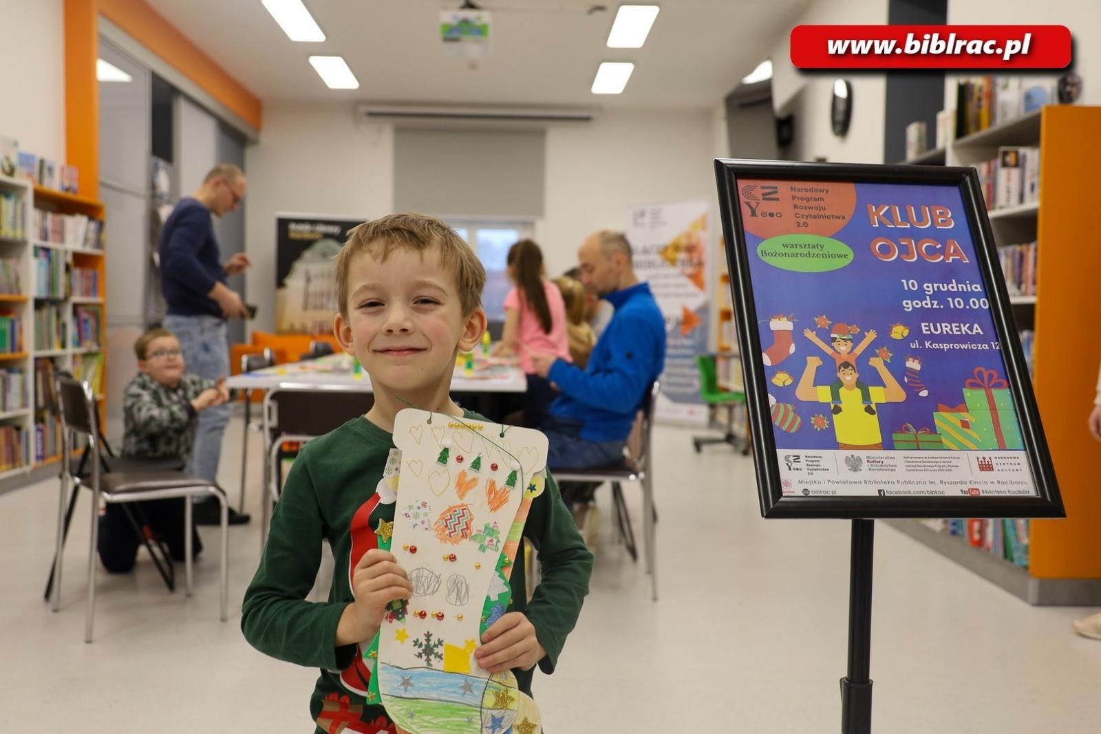 Zdjęcie w galerii na portalu naszraciborz.pl: Świąteczna atmosfera w bibliotecznym klubie ojca wiadomości z regionu