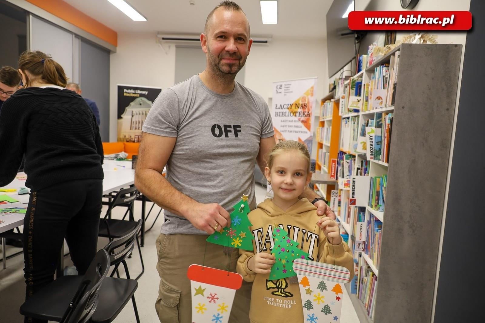 Zdjęcie w galerii na portalu naszraciborz.pl: Świąteczna atmosfera w bibliotecznym klubie ojca wiadomości z regionu