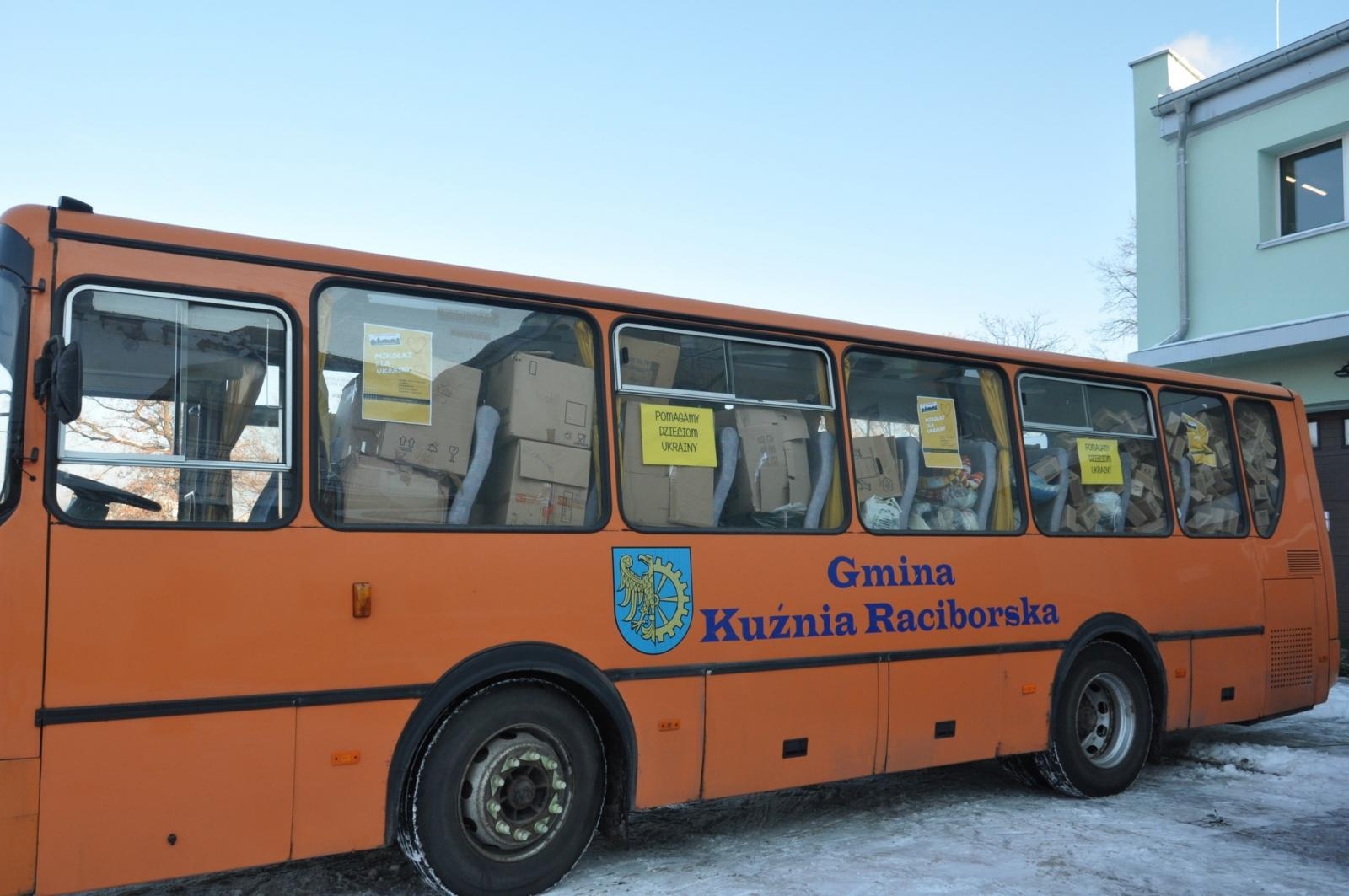 Zdjęcie w galerii na portalu naszraciborz.pl: Frankobus pełen prezentów wyjechał z Kuźni Raciborskiej na Ukrainę wiadomości z regionu