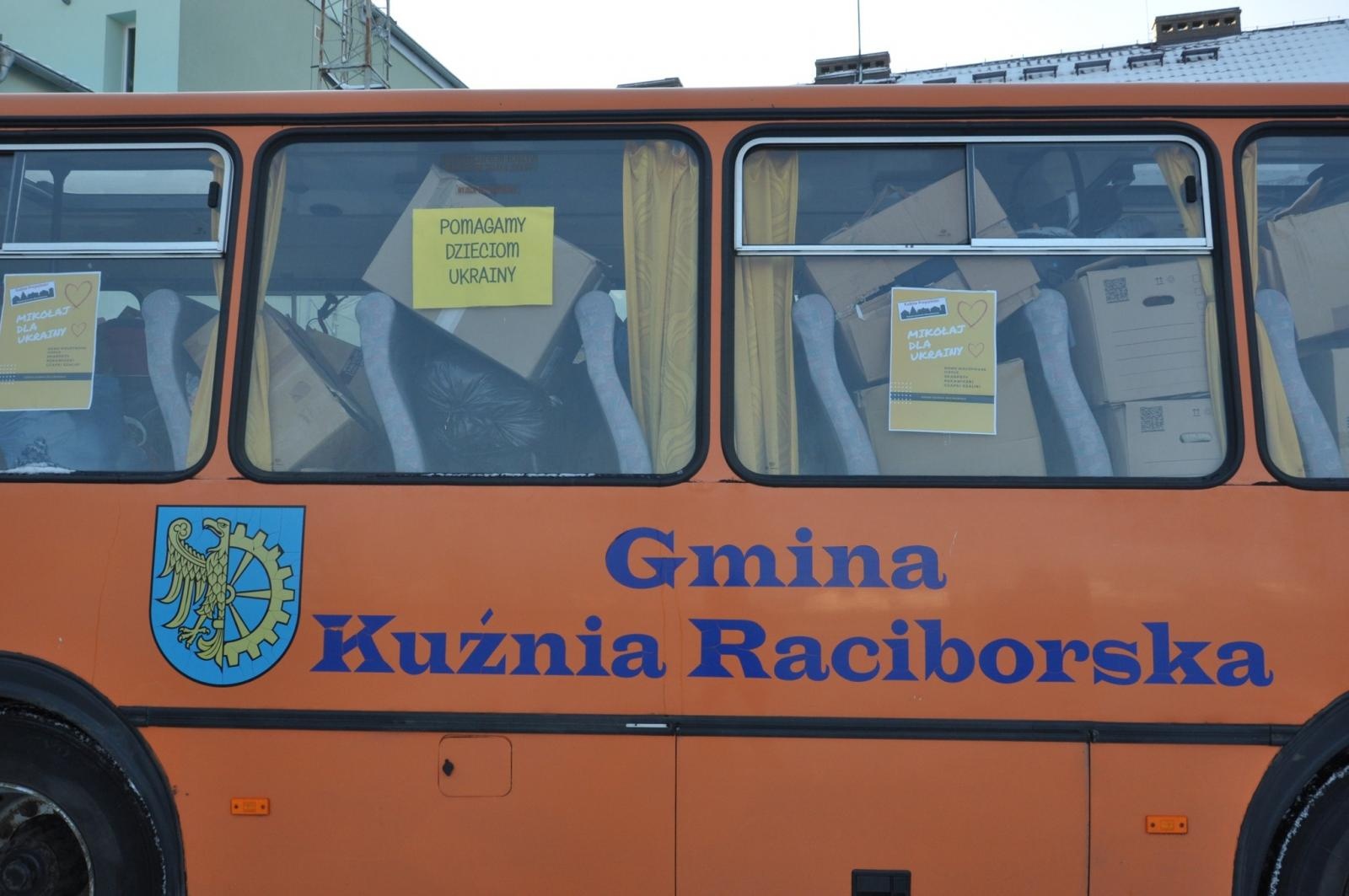 Zdjęcie w galerii na portalu naszraciborz.pl: Frankobus pełen prezentów wyjechał z Kuźni Raciborskiej na Ukrainę wiadomości z regionu