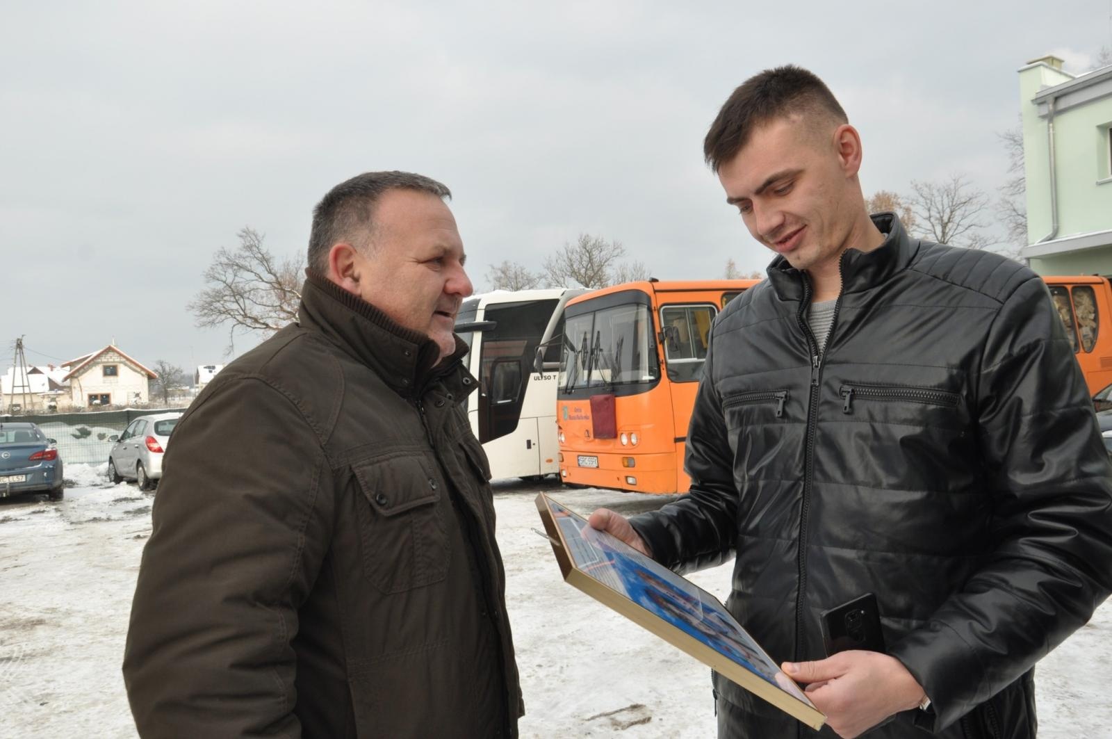 Zdjęcie w galerii na portalu naszraciborz.pl: Frankobus pełen prezentów wyjechał z Kuźni Raciborskiej na Ukrainę wiadomości z regionu