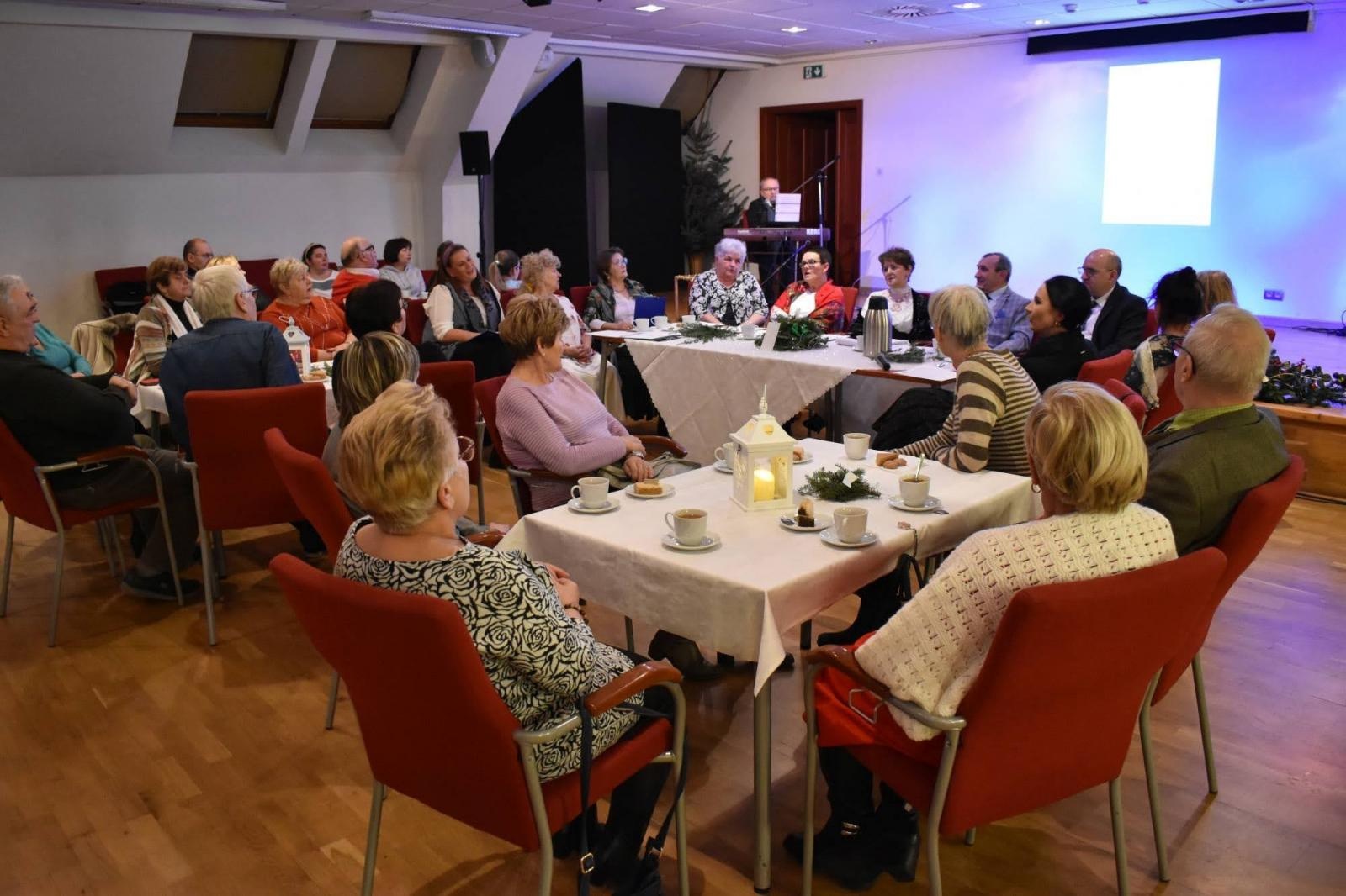 Zdjęcie w galerii na portalu naszraciborz.pl: Wśród ludzi. Świąteczny występ Grupy Teatralnej wiadomości z regionu