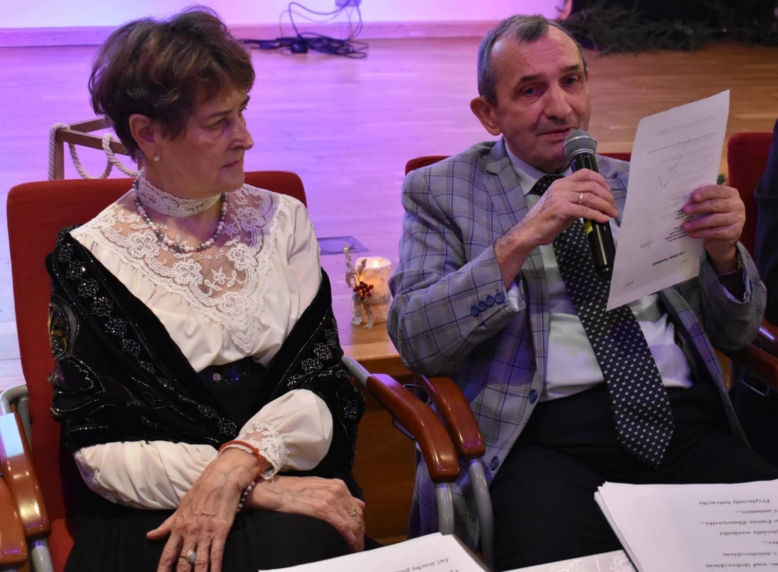 Zdjęcie w galerii na portalu naszraciborz.pl: Wśród ludzi. Świąteczny występ Grupy Teatralnej wiadomości z regionu