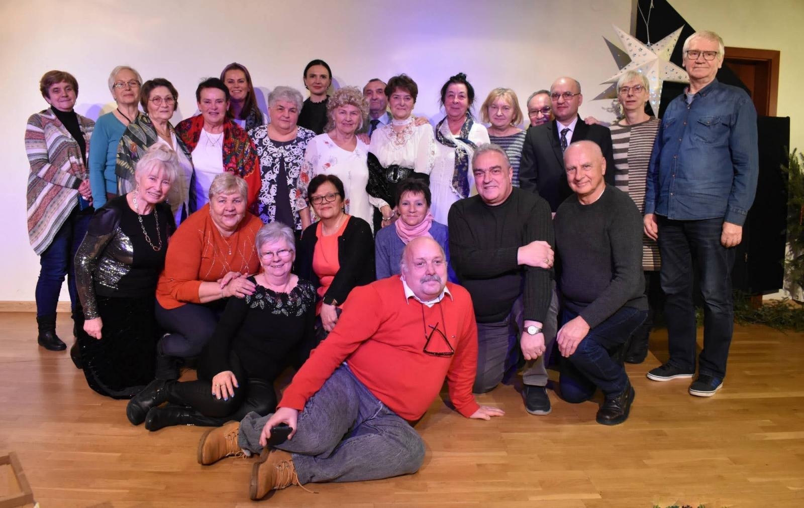 Zdjęcie w galerii na portalu naszraciborz.pl: Wśród ludzi. Świąteczny występ Grupy Teatralnej wiadomości z regionu