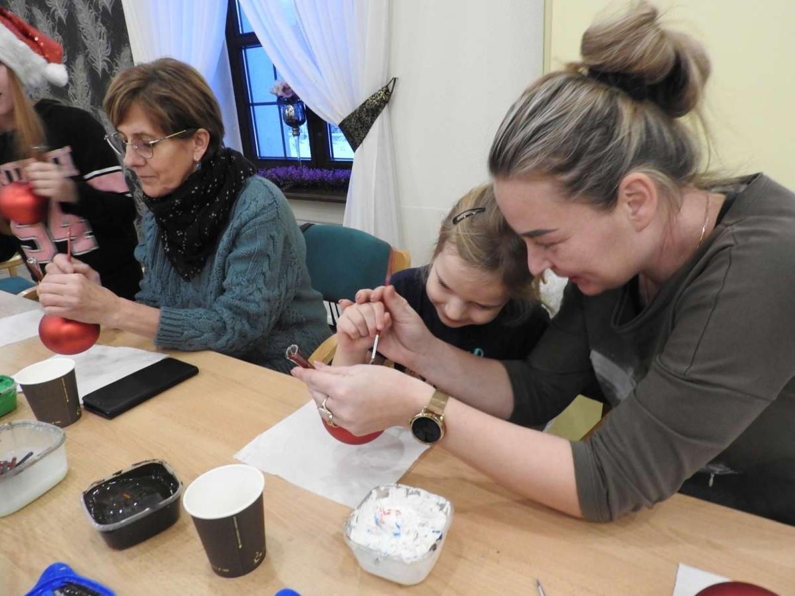 Zdjęcie w galerii na portalu naszraciborz.pl: W Łubowicach zorganizowali warsztaty dekorowania bombek wiadomości z regionu