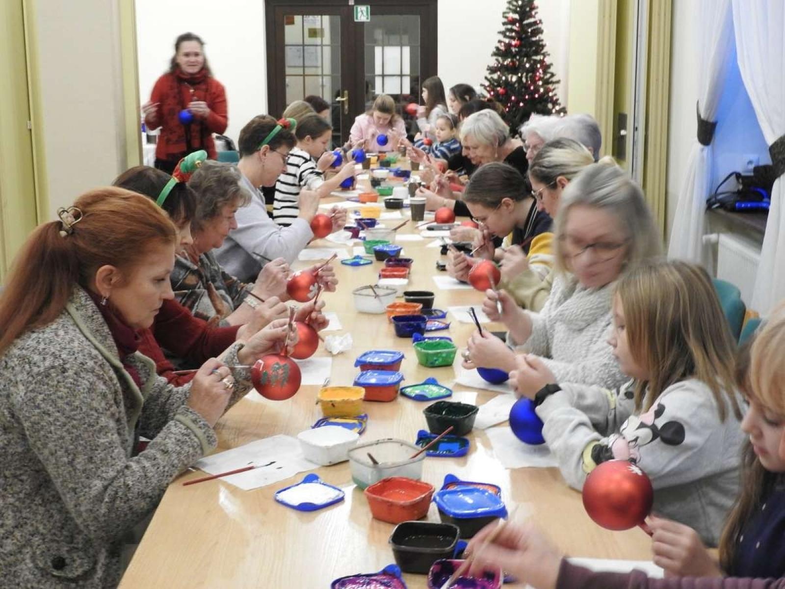 Zdjęcie w galerii na portalu naszraciborz.pl: W Łubowicach zorganizowali warsztaty dekorowania bombek wiadomości z regionu