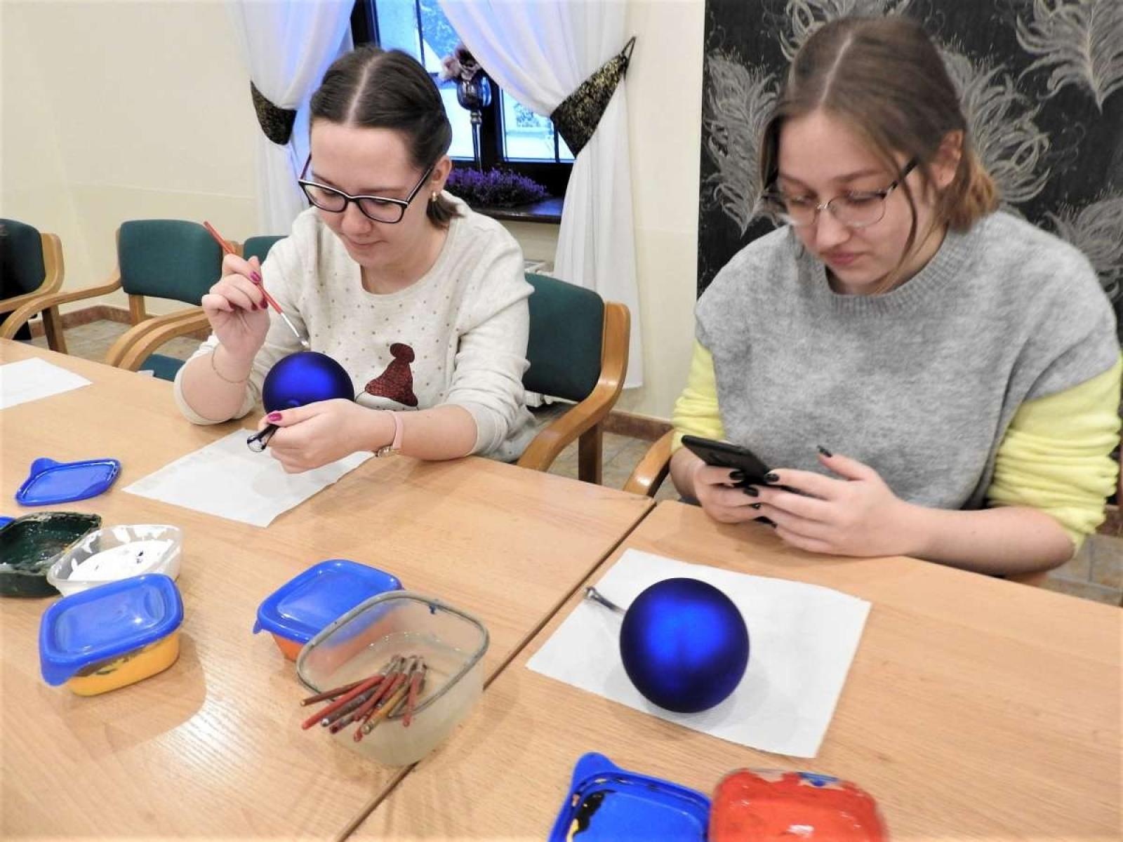 Zdjęcie w galerii na portalu naszraciborz.pl: W Łubowicach zorganizowali warsztaty dekorowania bombek wiadomości z regionu