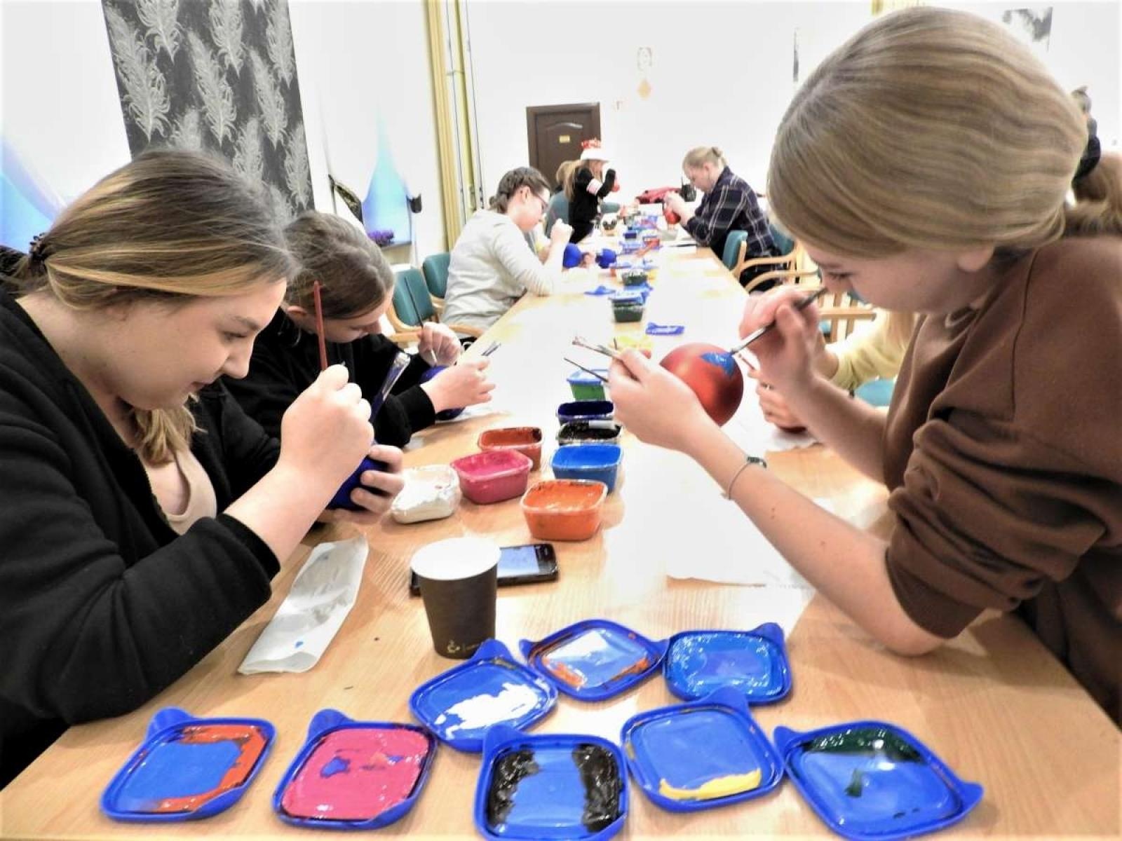 Zdjęcie w galerii na portalu naszraciborz.pl: W Łubowicach zorganizowali warsztaty dekorowania bombek wiadomości z regionu