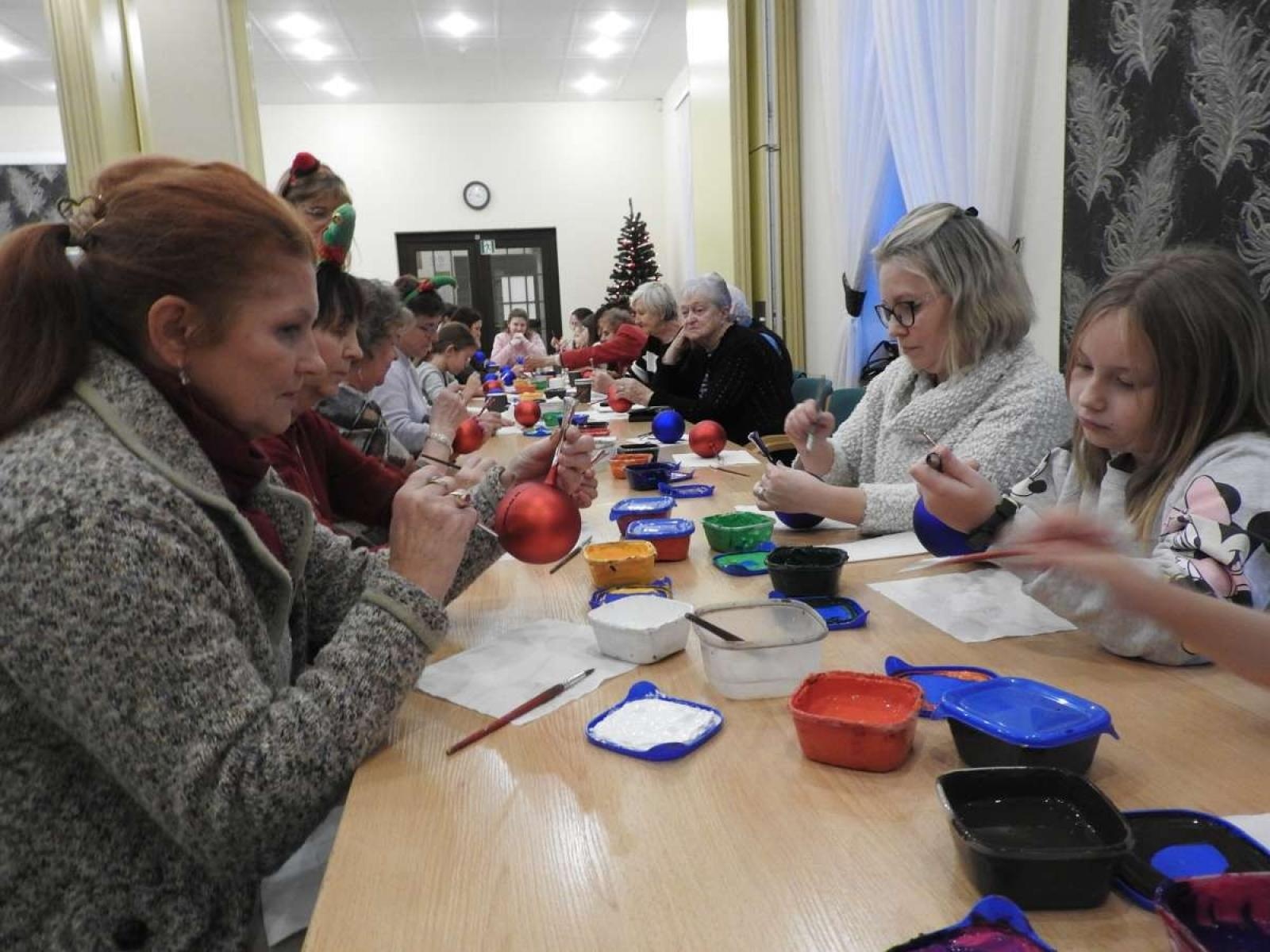 Zdjęcie w galerii na portalu naszraciborz.pl: W Łubowicach zorganizowali warsztaty dekorowania bombek wiadomości z regionu