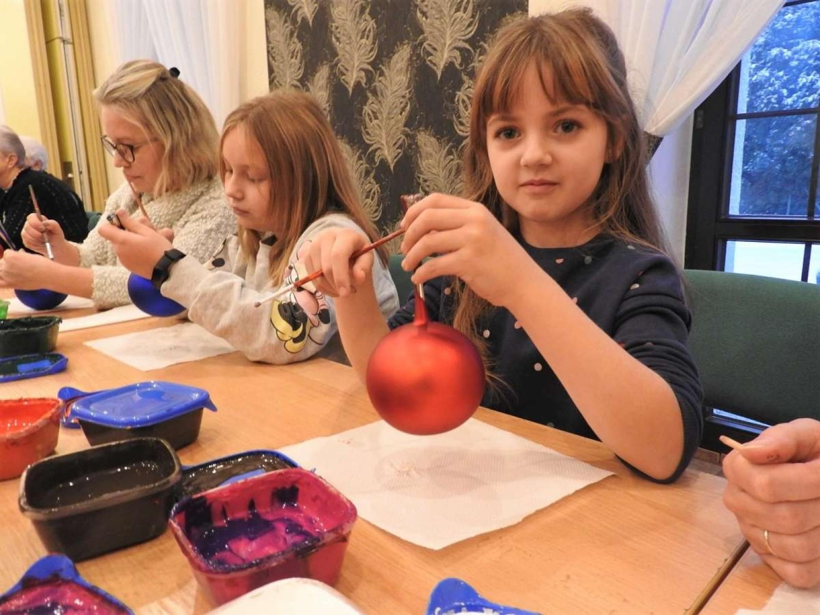 Zdjęcie w galerii na portalu naszraciborz.pl: W Łubowicach zorganizowali warsztaty dekorowania bombek wiadomości z regionu