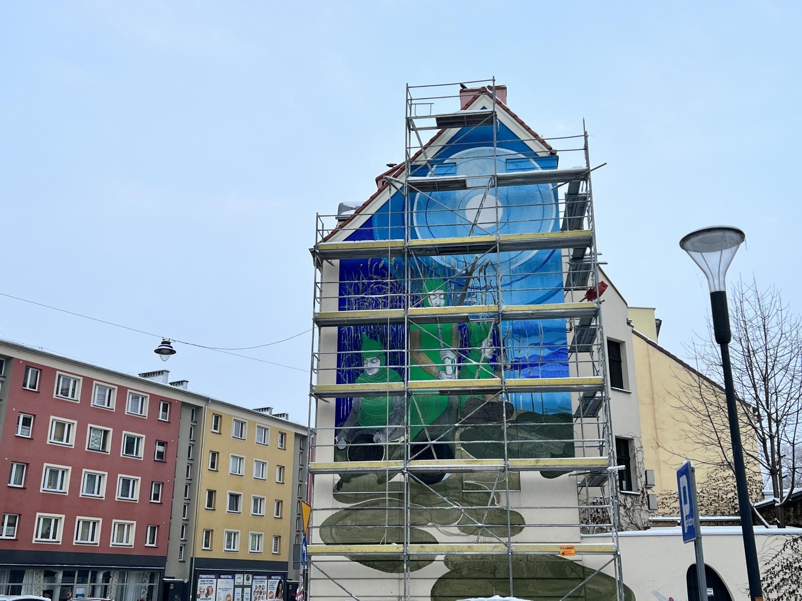 Zdjęcie w galerii na portalu naszraciborz.pl: Mona Tusz tworzy mural w Raciborzu wiadomości z regionu