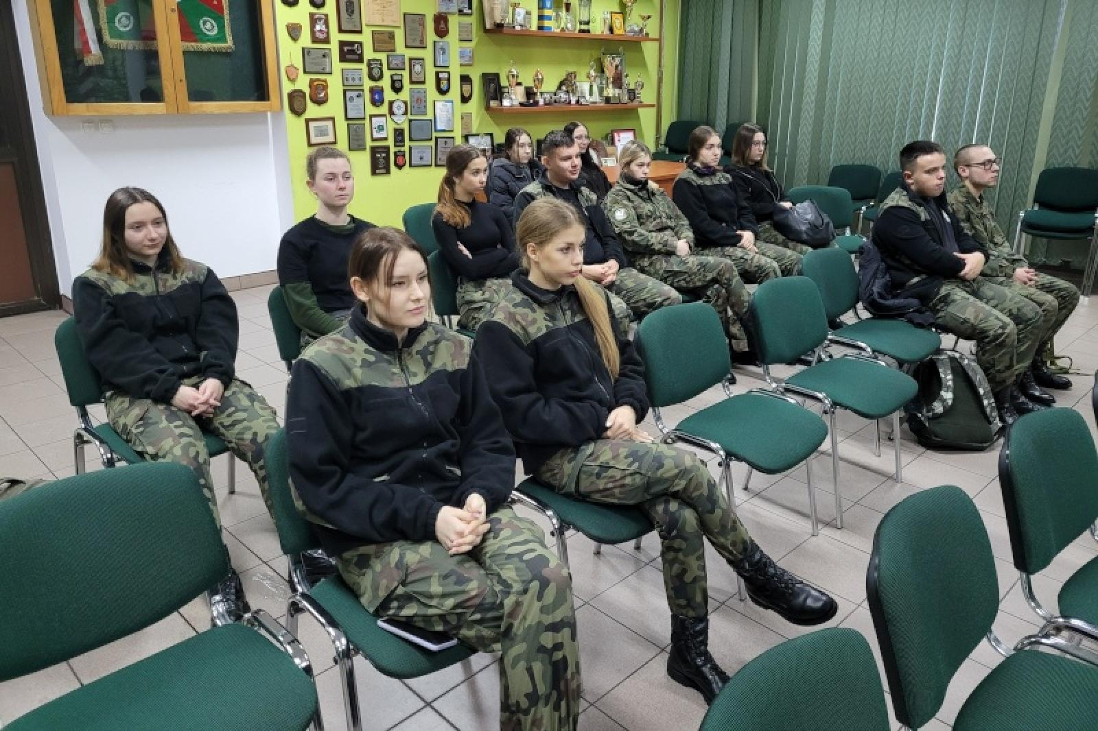 Zdjęcie w galerii na portalu naszraciborz.pl: Wartościowa lekcja historii dla uczniów klas mundurowych wiadomości z regionu