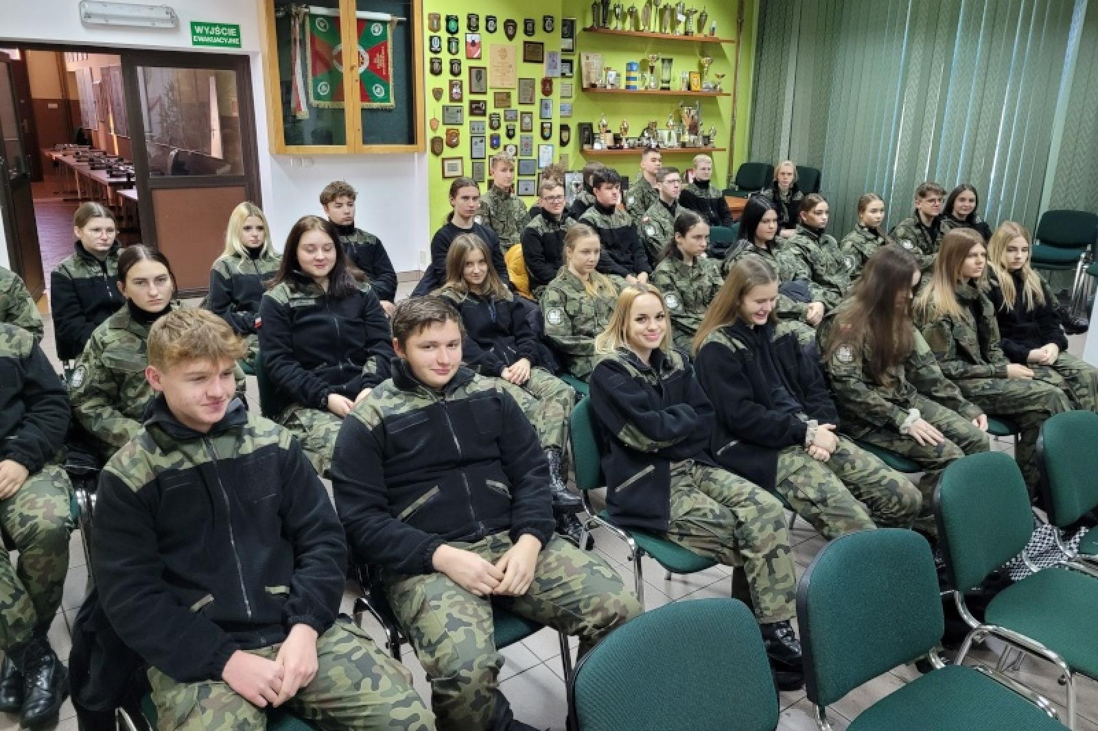 Zdjęcie w galerii na portalu naszraciborz.pl: Wartościowa lekcja historii dla uczniów klas mundurowych wiadomości z regionu